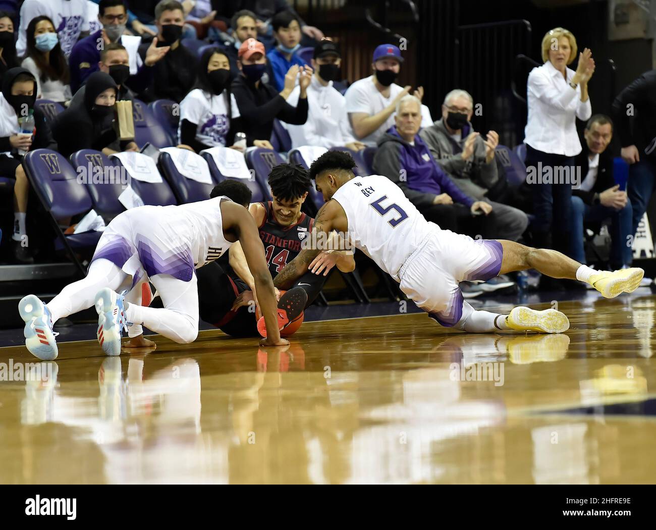 15. Januar 2022: Washington G Jamal Bey und Stanford F Spencer Jones kämpfen während des NCAA-Basketballspiels zwischen dem Stanford Cardinal und Washington Huskies im HEC Edmundson Pavilion in Seattle, WA, um einen lockeren Ball. Washington besiegte Standord 67-64. Steve Faber/CSM Stockfoto