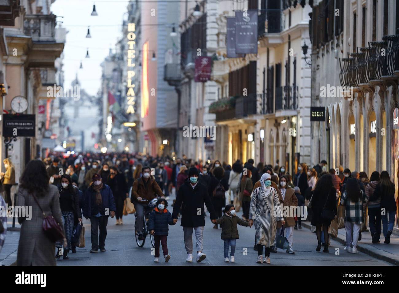 Cecilia Fabiano/LaPresse November 27 , 2020 Roma (Italien) News: Schwarzer Freitag vor Weihnachten im Zentrum im Pic : Menschenmenge und Verkehr in der Via del Corso Stockfoto