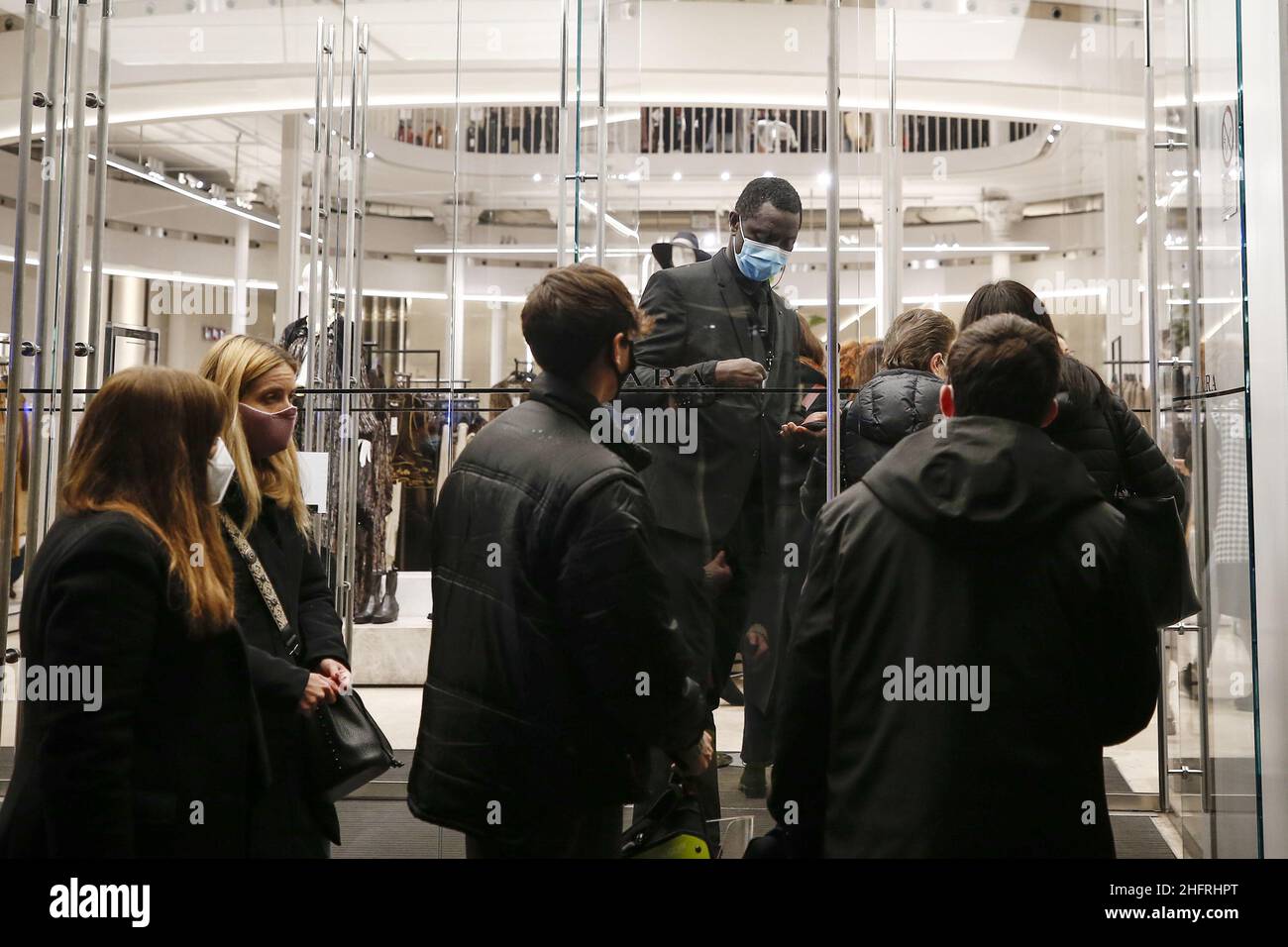 Cecilia Fabiano/LaPresse November 27 , 2020 Roma (Italien) News: Schwarzer Freitag vor Weihnachten im Zentrum im Pic : Menschenmenge und Verkehr in der Via del Corso Stockfoto