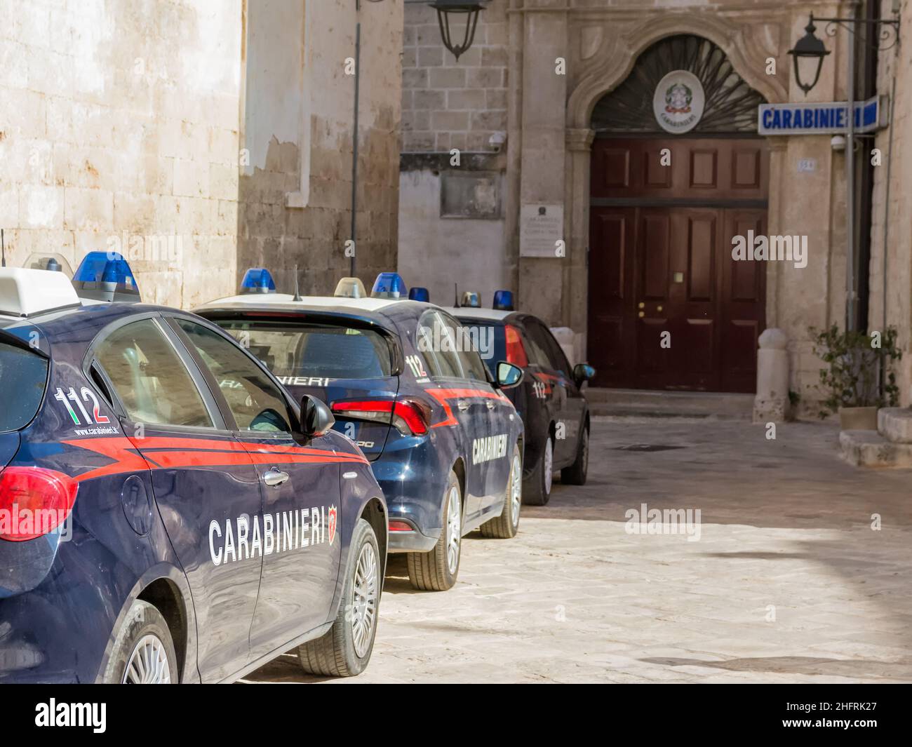 Carabinieri Auto im Vordergrund und im Hintergrund die Polizeistation von Monopoli (Apulien-Italien) Stockfoto