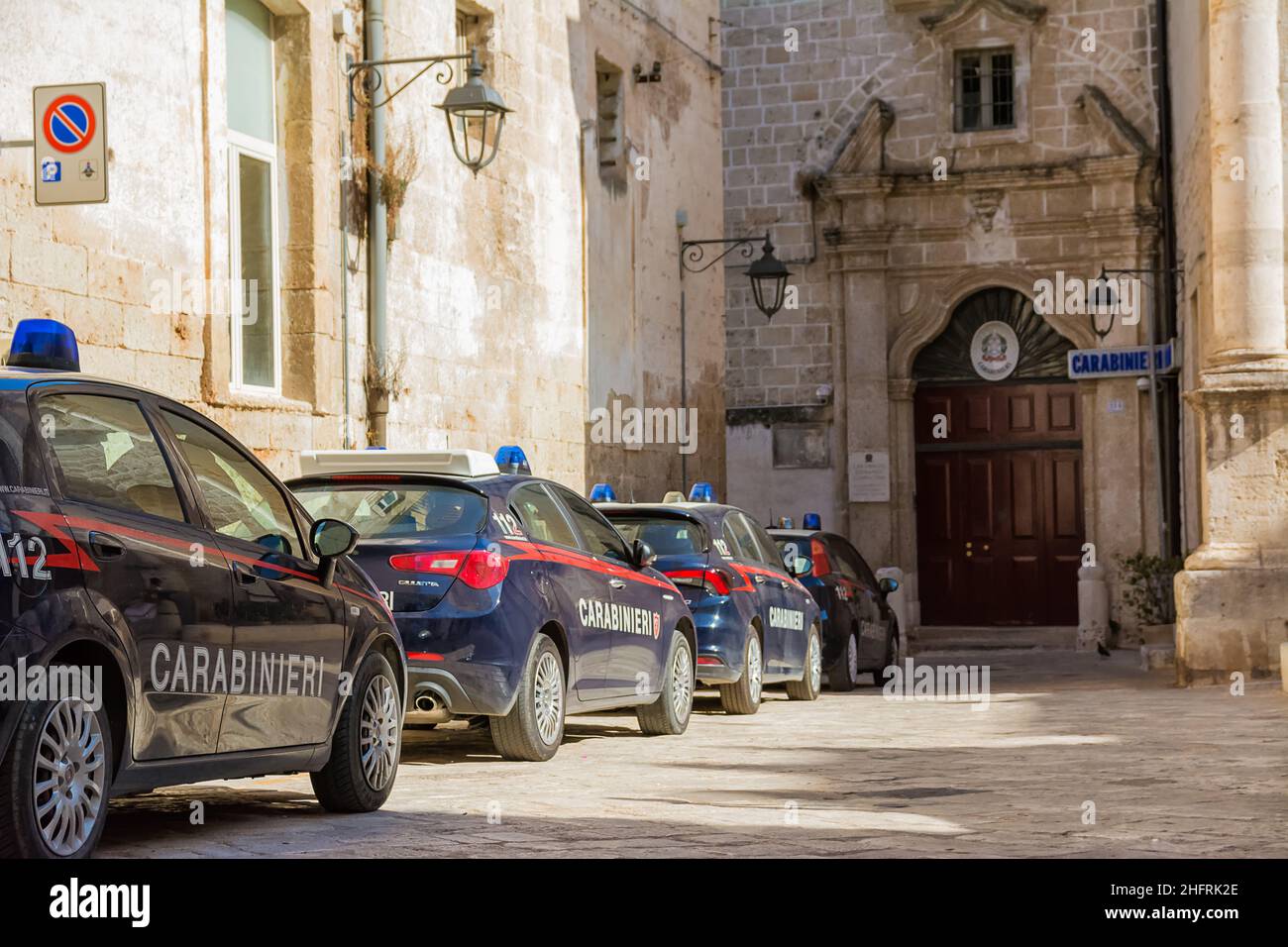 Carabinieri Auto im Vordergrund und im Hintergrund die Polizeistation von Monopoli (Apulien-Italien) Stockfoto