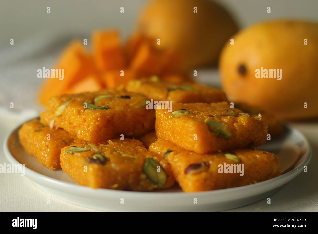 Mango Fudge oder Mango Barfi oder Mango Kalakand. Eine Mango-Version des indischen süßen Gerichts Kalakand. Ein körniges, strukturiertes, indisches Süßgericht mit Milch und Limettensaft Stockfoto