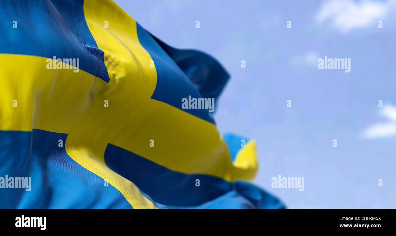 Detail der Nationalflagge Schwedens, die an einem klaren Tag im Wind winkt. Demokratie und Politik. Nordeuropäische Länder. Selektiver Fokus. Stockfoto