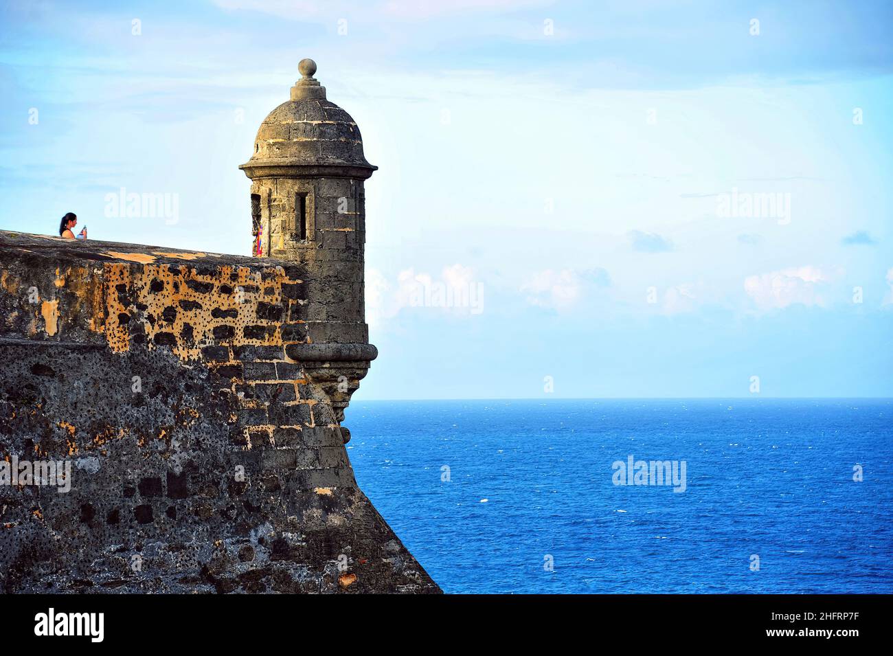 Tourist fotografiert den Aussichtsturm am Castillo San Cristóbal, San Juan, Puerto Rico. Es ist die größte Festung, die von den Spaniern in t gebaut wurde Stockfoto