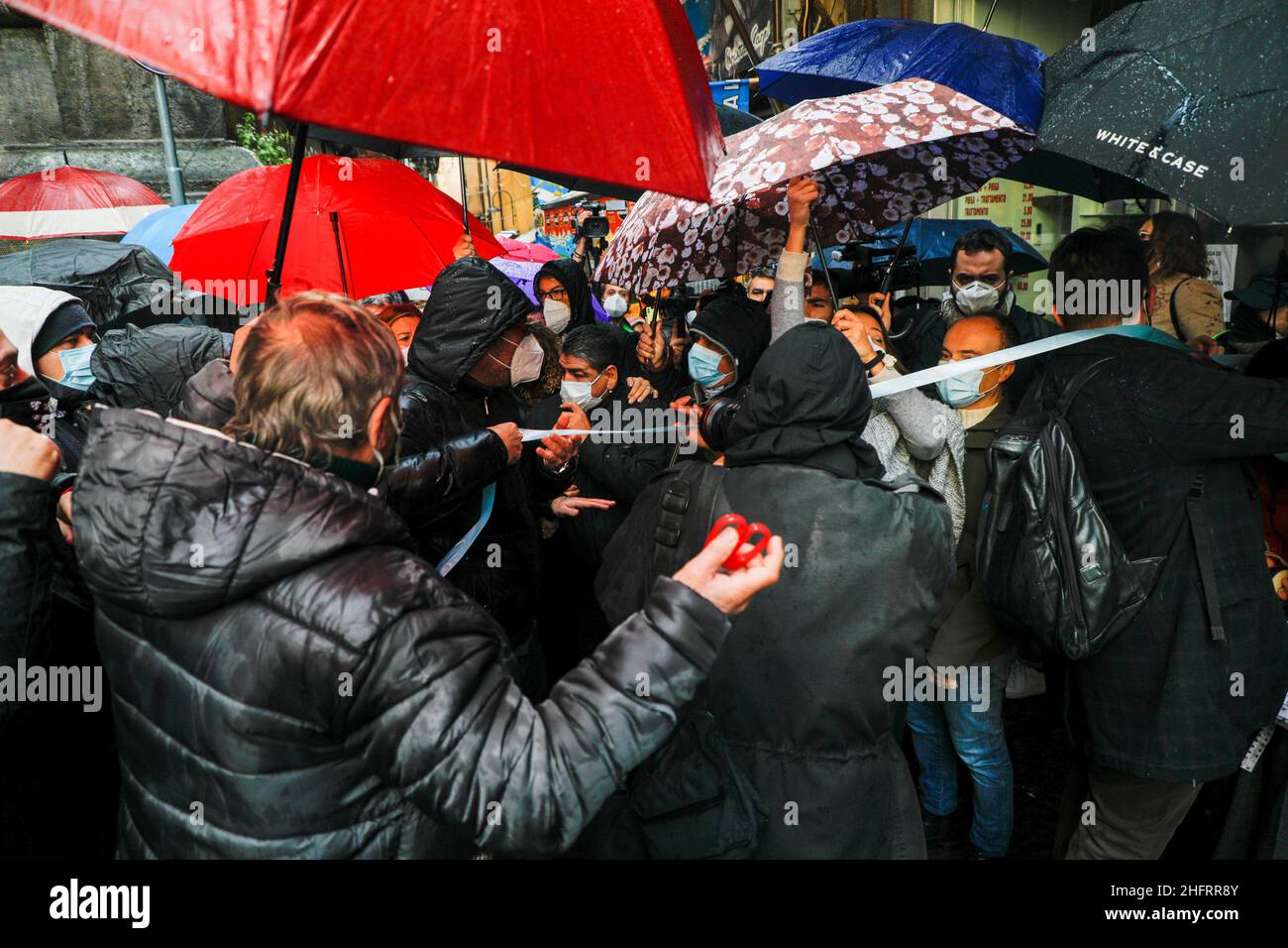 Foto Fabio Sasso/LaPresse 07/12/2020 Napoli, Italia CronacaSan Gregorio Armeno, la via dei presepi riapre nel segno di Maradona: il fratello Hugo taglia il nastroNella foto: Hugo Maradona, fratello di Diego, durante il taglio del nastro Stockfoto