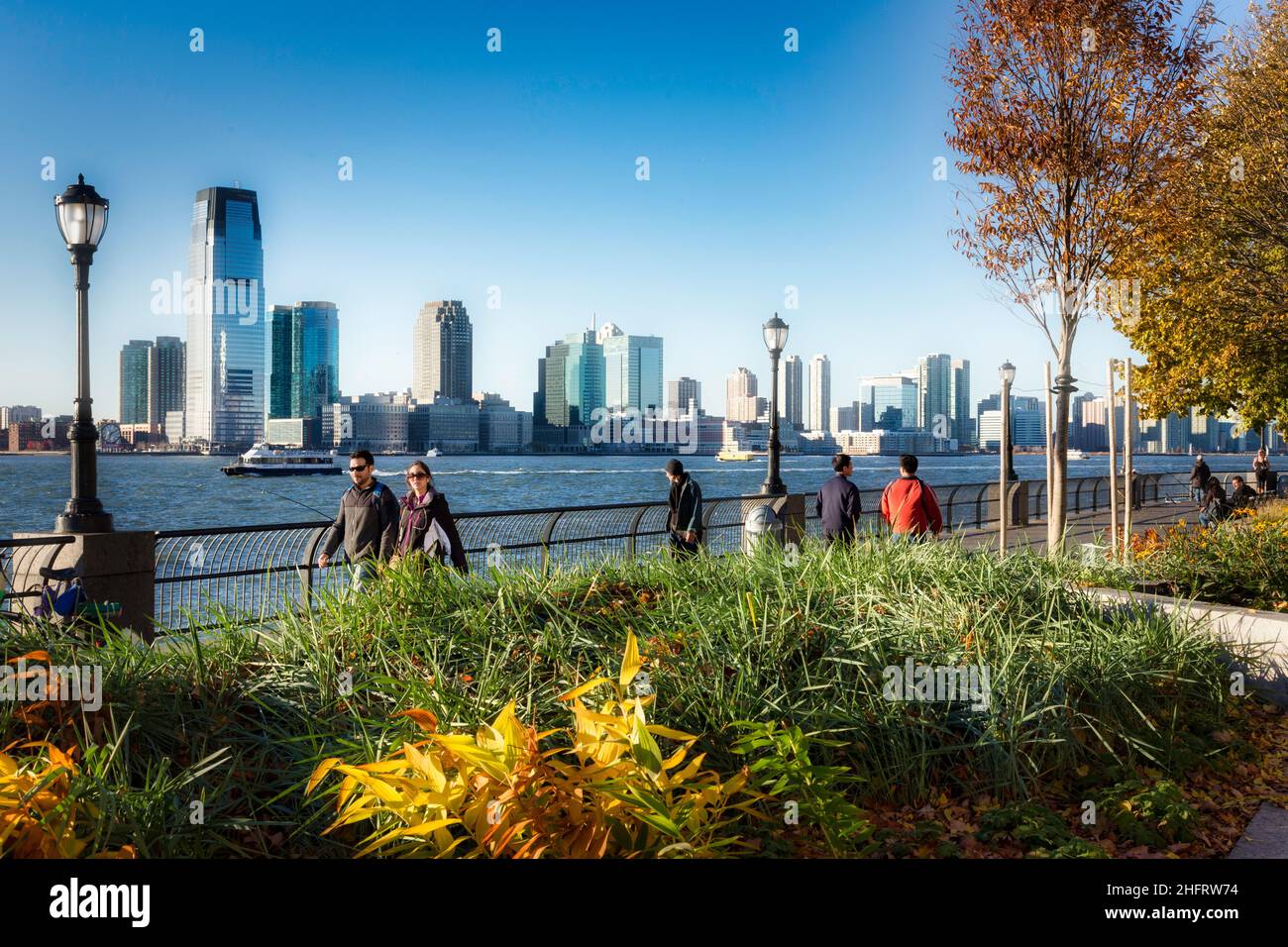 Die Esplanade von Battery Park City mit dem Hudson River und der Skyline von New Jersey im Hintergrund, NYC 2013 Stockfoto