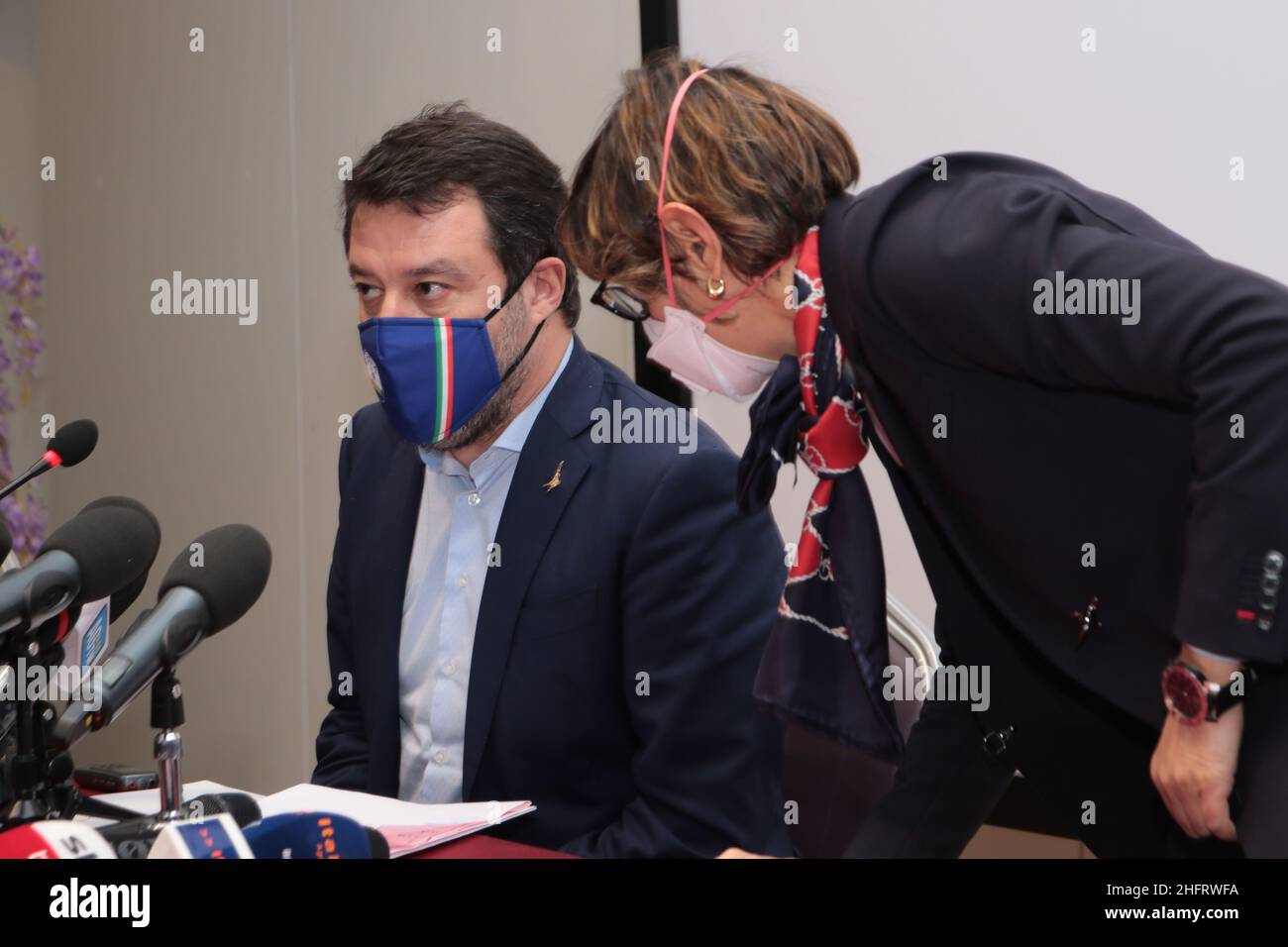 Foto Davide Anastasi/LaPresse 12 dicembre 2020 Catania, Italia politica Caso Gregoretti: il Leader della Lega, Matteo Salvini, nell'aula Bunker del carcere Bicocca di Catania per l'udienza per la richiesta di rinvio a giudizio a suo carico. Nella foto: conferenza stampa dopo udienza. Matteo Salvini e avvocato Giulia BongiornoPhoto Davide Anastasi/LaPresse 12. dezember 2020 Catania, Italien News Matteo Salvini in Catania wegen der Anhörung des Gregoretti-Falles Stockfoto