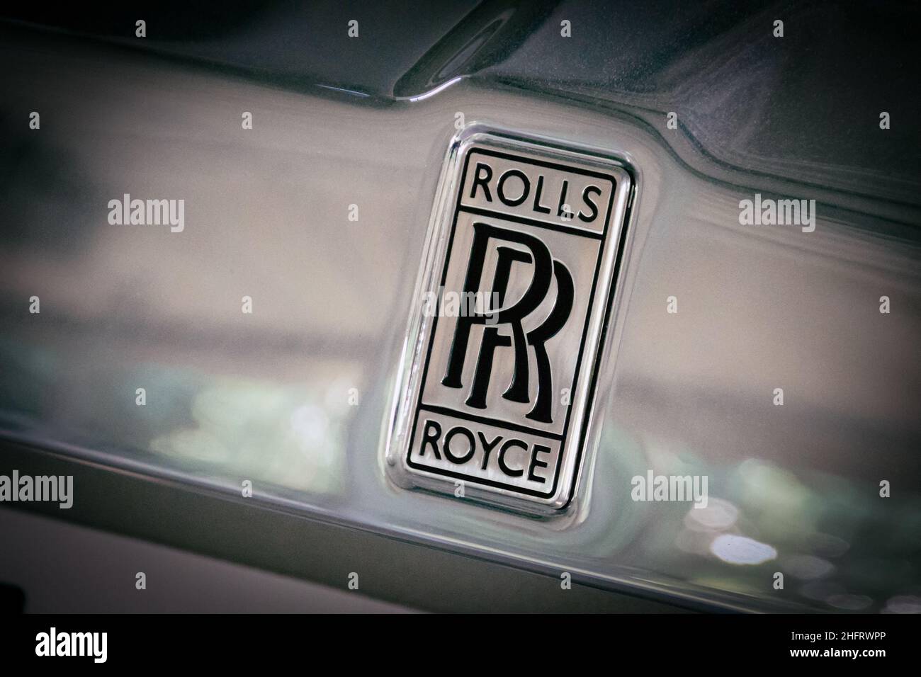 Rolls royce-Logo auf der Vorderseite eines Autos aus nächster Nähe Stockfoto