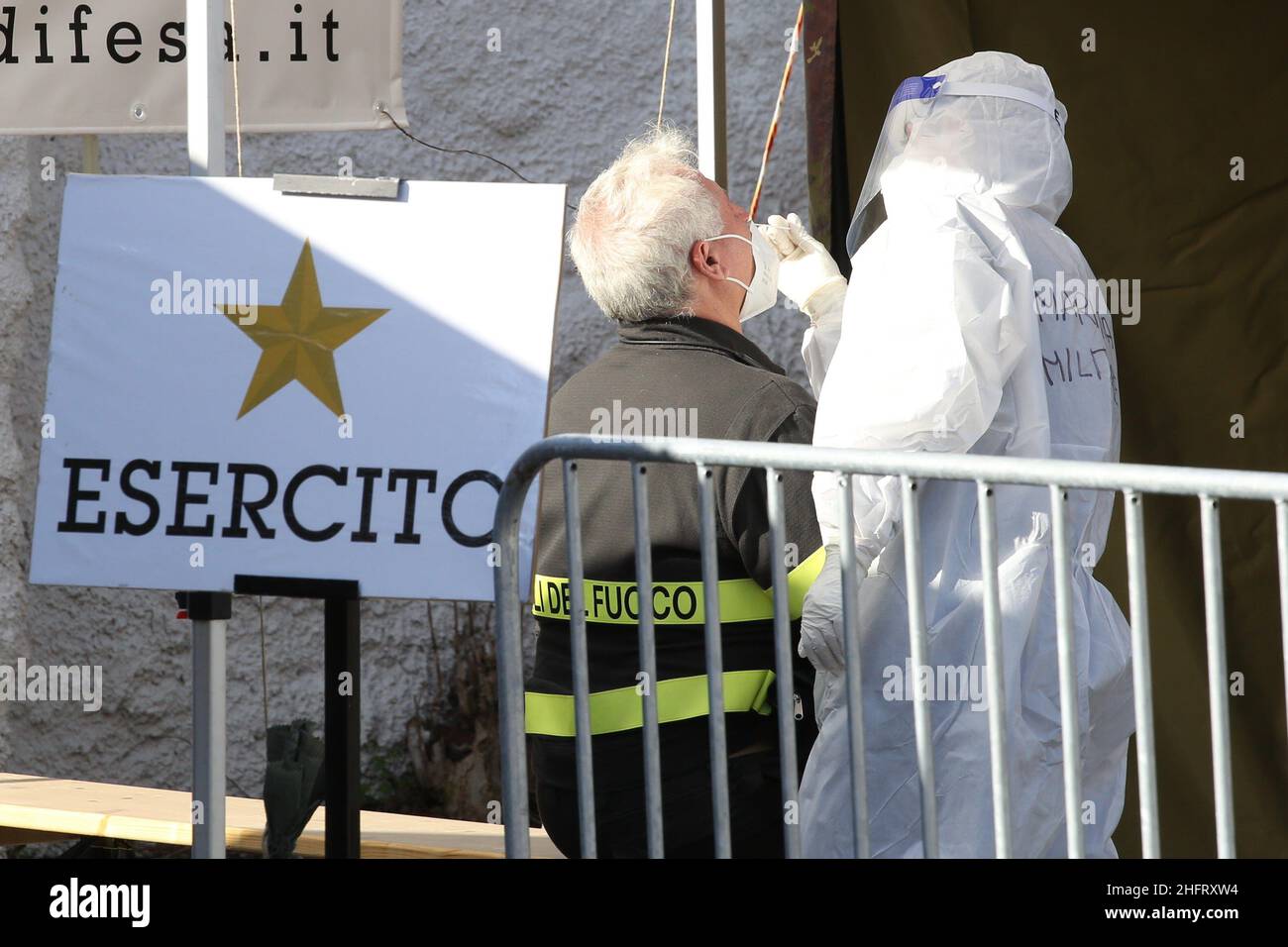 Alberto Lo Bianco/LaPresse14-12-2020 Palermo cronacaCoronavirus, tamponi alla fiera del mediterraneo a PalermoNella Foto sanitario effettua tampone a Vigile del fuoco Alberto Lo Bianco/LaPresseDezember 14, 2020 Palermo - Italy newsVirenausbruch, Palermo Covid-19 Test Stockfoto