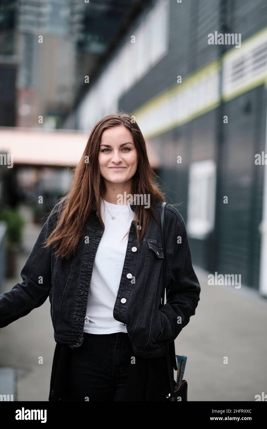 Millennial Woman posiert für ein Porträt außerhalb des Seattle Aquariums. Stockfoto