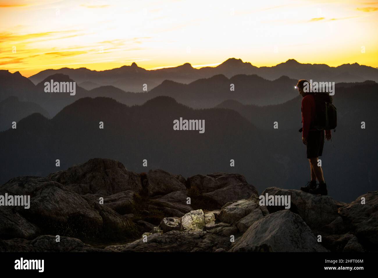 Backpacker nutzt Scheinwerfer, um seinen Weg zu beleuchten Stockfoto