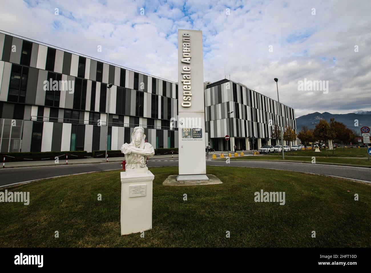 Foto Iacopo Giannini - LaPresse 27-11-2020 Massa Carrara (MS), Elia Buffa artista emergente e di denuncia, durante la sua quarentana per covid ha realizzato una scultura di denuncia a favore degli operatori sanitari, con la dicitura 'Non Chiamateci Eroi. Finanziamenti alla Sanità pubblica'. Al suo attivo Elia oltre a questa scultura è anche l'autore del murales raffigurante 'Maradona e Che Guevara' all'interno del campo da calcio dell'ex OPG di Napoli . Nella foto: La scultura di denuncia a favore degli operatori sanitari istallata fuori dall'ospedale Noa di Massa Stockfoto