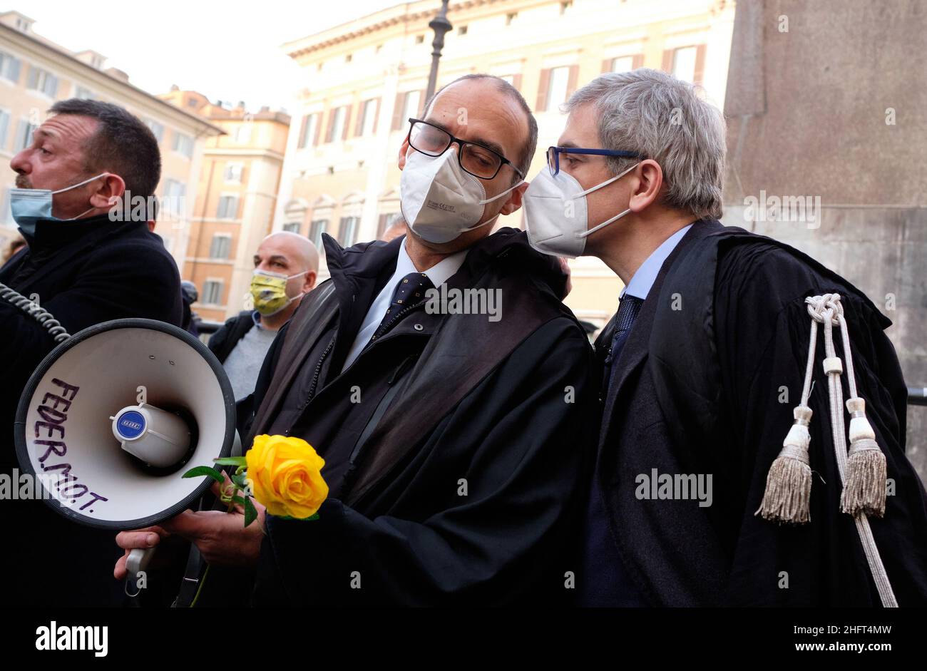 Mauro Scrobogna /LaPresse 23. Dezember 2020&#xa0; Rom, Italien Nachrichten Protest Ehrenrichter auf dem Foto: Die stellvertretenden Staatsanwälte und Ehrenrichter (vpo) protestierten vor der Abgeordnetenkammer mit einer gelben Rose und forderten die Kenntnis der Rechte und Gehälter in Anwendung eines kürzlich erlaßten Urteils des Europäischen Gerichtshofs, in dem Ehrenrichter als europäische Richter und Angestellte anerkannt wurden Stockfoto