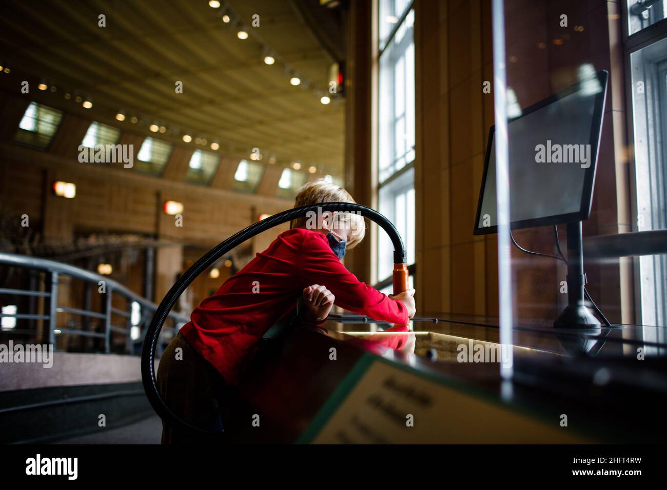 Siebenjähriger Junge, der das Museum in Cincinnati erkundet Stockfoto