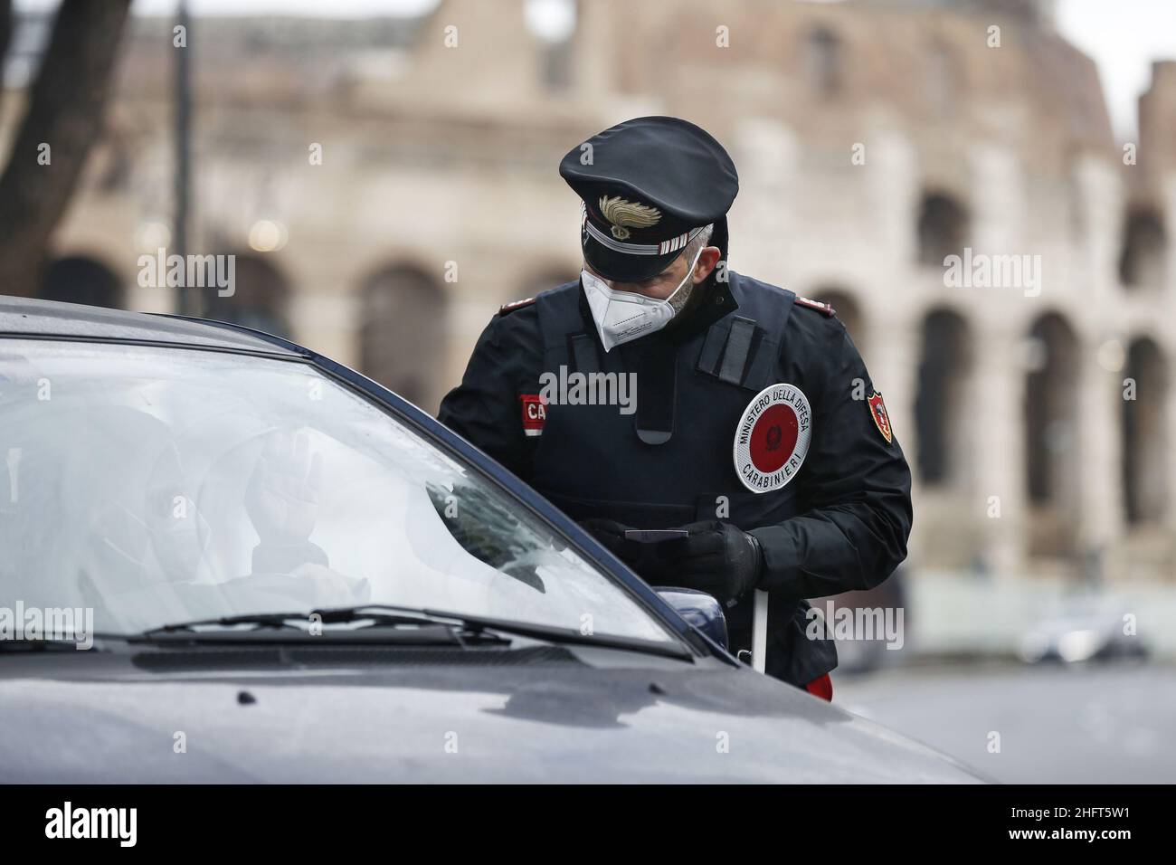 Cecilia Fabiano/LaPresse Dezember 24 , 2020 Roma (Italien) News: Kontrollpunkte für die Blockierung der Zirkulation aktiv an den Weihnachtstagen im Pic : Kontrollpunkt der Polizei von Carabinieri vor dem Kolosseum Stockfoto