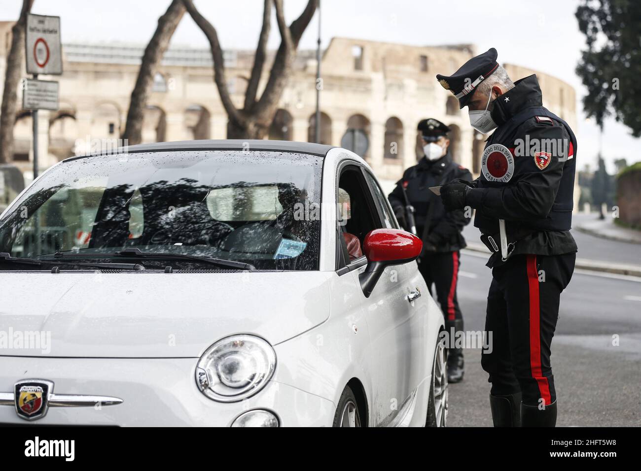 Cecilia Fabiano/LaPresse Dezember 24 , 2020 Roma (Italien) News: Kontrollpunkte für die Blockierung der Zirkulation aktiv an den Weihnachtstagen im Pic : Kontrollpunkt der Polizei von Carabinieri vor dem Kolosseum Stockfoto