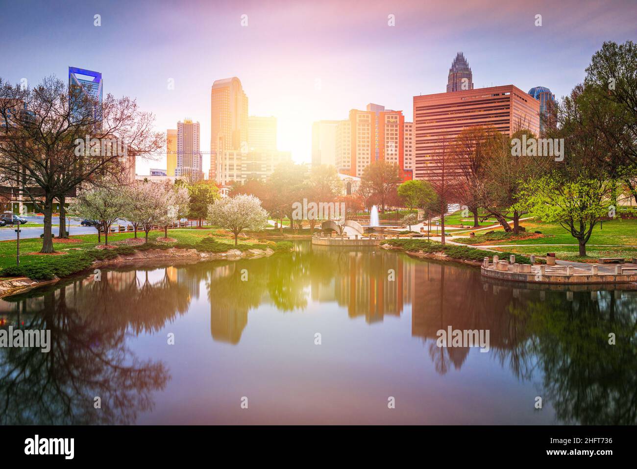 Charlotte, North Carolina, USA Uptown Skyline im Marshall Park bei Sonnenuntergang. Stockfoto