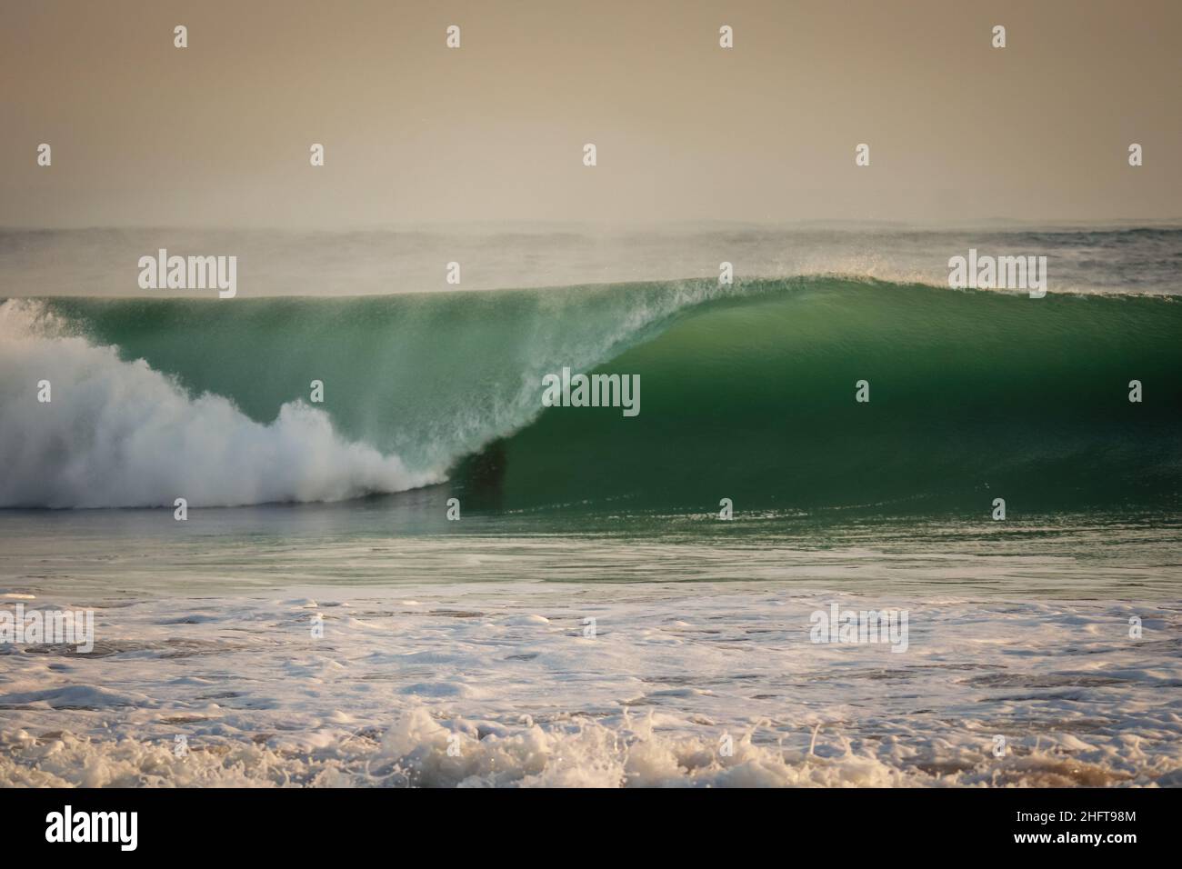 Perfekte Welle bricht an einem Strand. Perfektes Fass in einem Surfspot Stockfoto