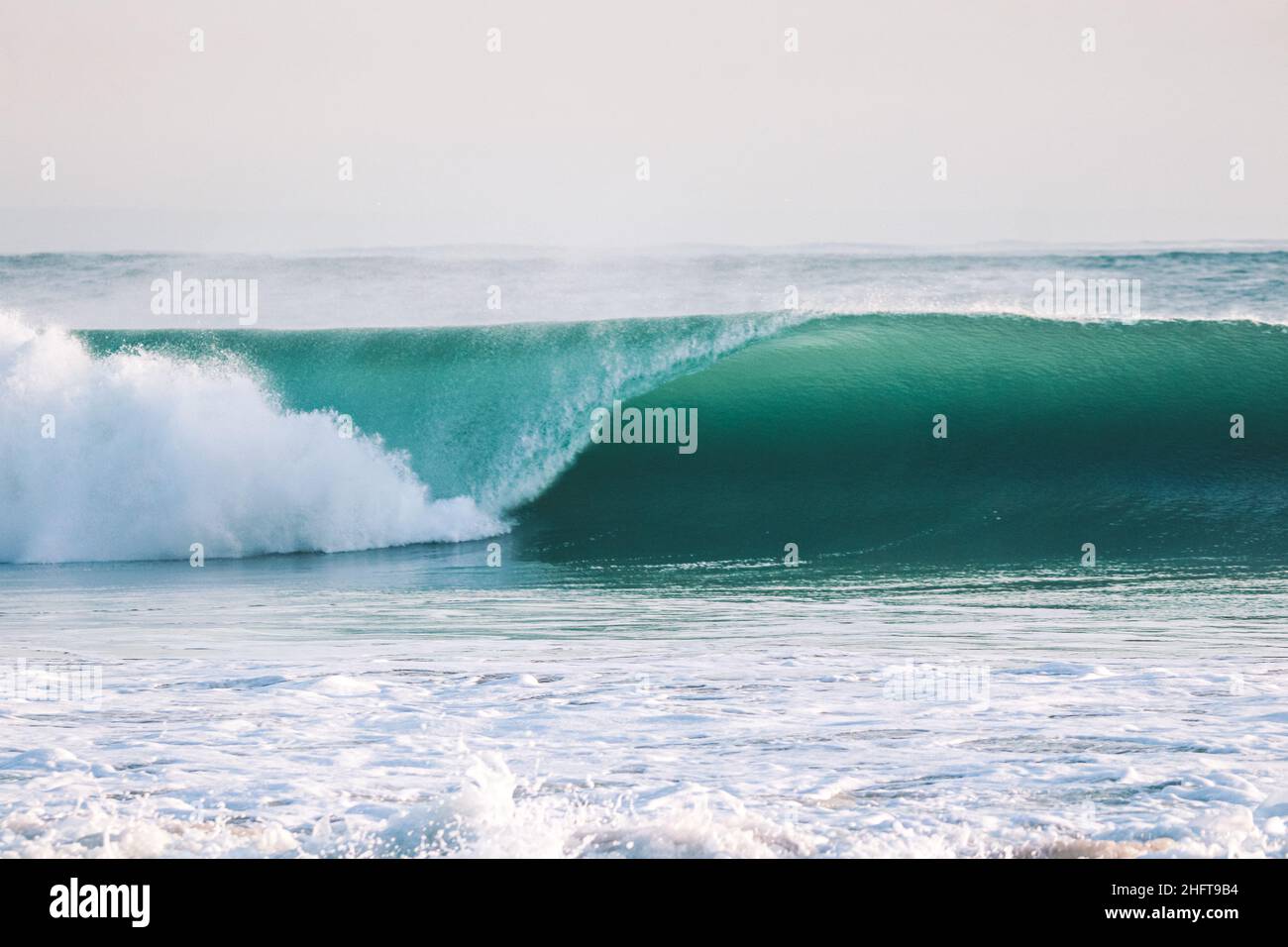 Perfekte Welle bricht an einem Strand. Perfektes Fass in einem Surfspot Stockfoto
