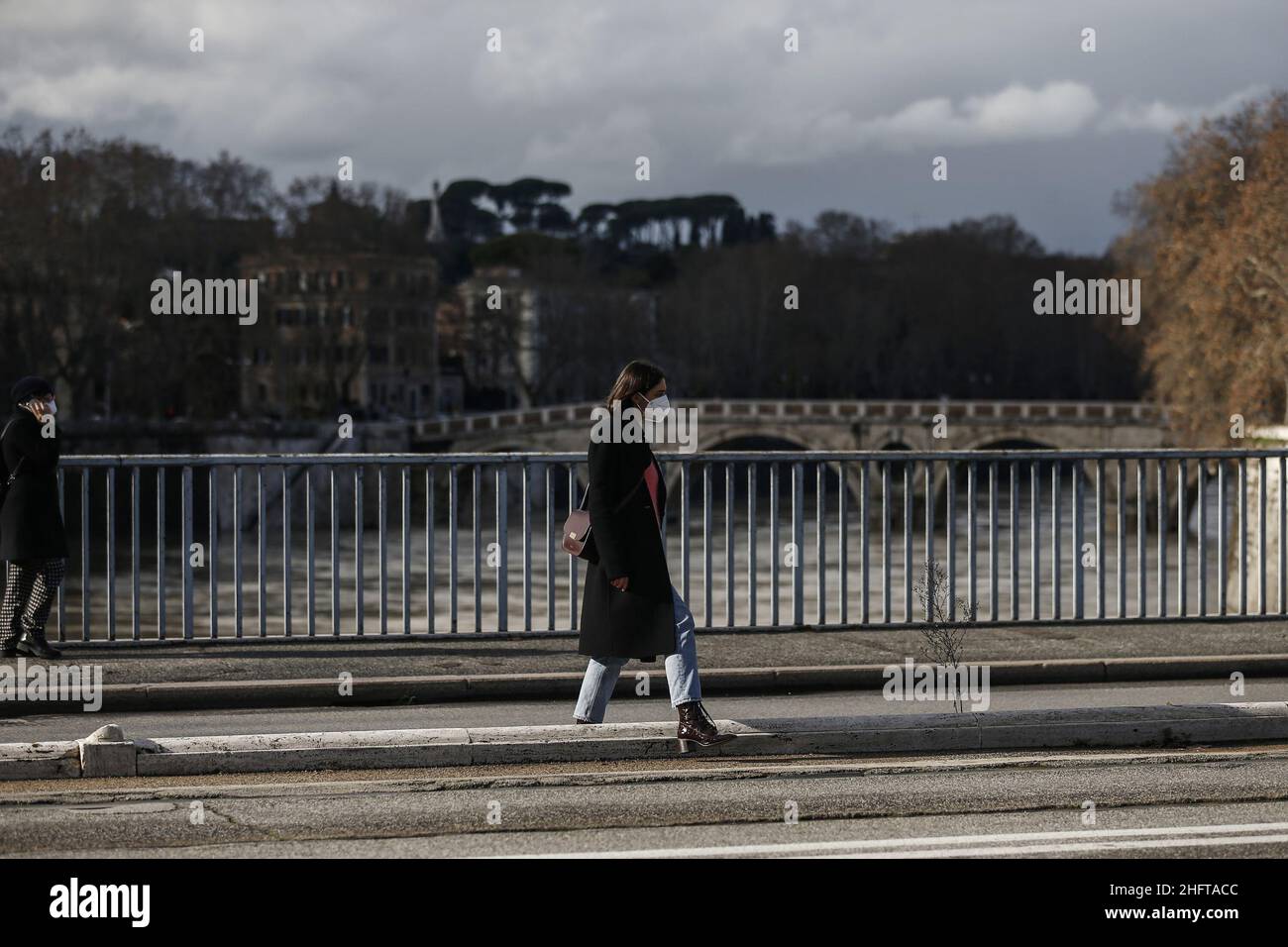 Cecilia Fabiano/LaPresse 04. Januar 2021 Roma (Italien) News: Aufgrund der starken Regenfälle hat der Tiber die niedrigen Ufer passiert und ist in die Fahrrad-Fußgängerstraße der Pic: Garibaldi-Brücke eingedrungen Stockfoto
