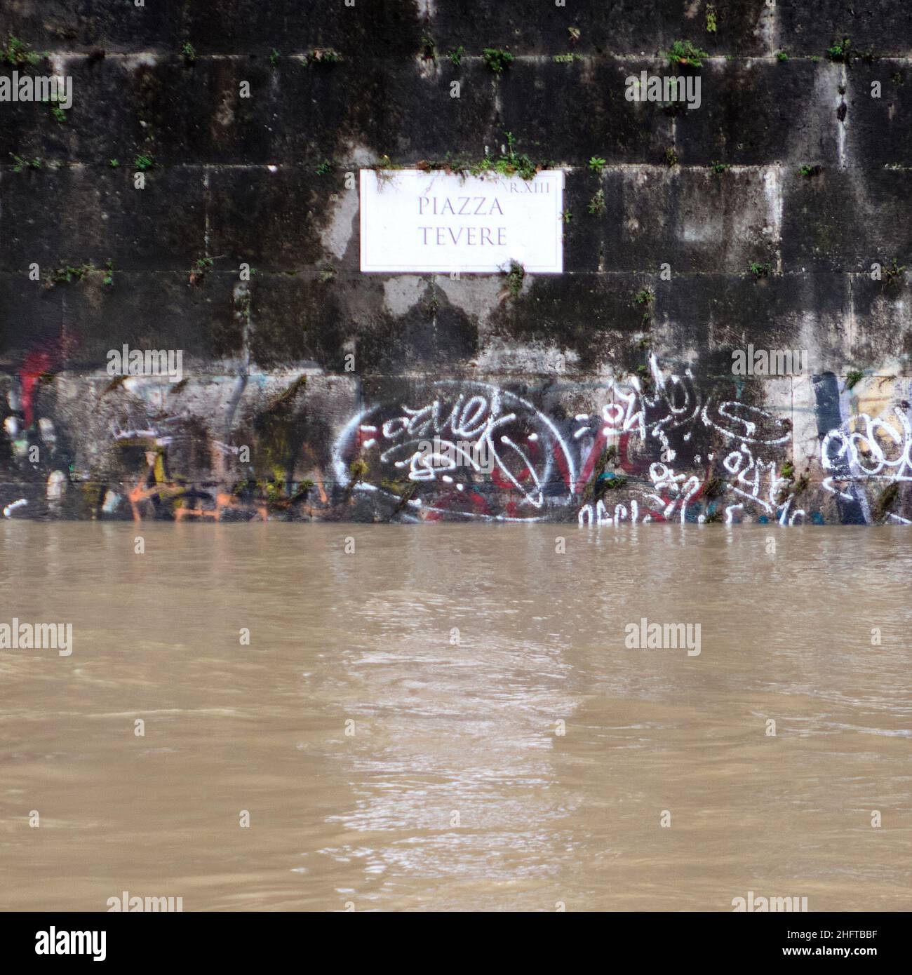 Mauro Scrobogna /LaPresse 06. Januar 2021&#xa0; Rom, Italien Nachrichten Schlechtes Wetter - Tiber auf dem Foto: Kontrollen und Kuriosen für den Wasserstand des Tibers Stockfoto