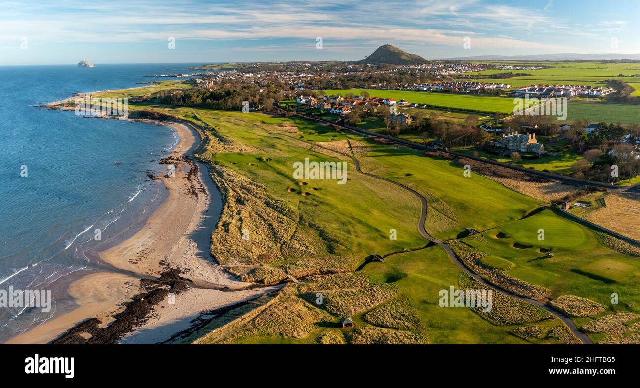 Luftaufnahme von der Drohne des North Berwick Golf Club Course, North Berwick, East Lothian, Schottland, Großbritannien Stockfoto