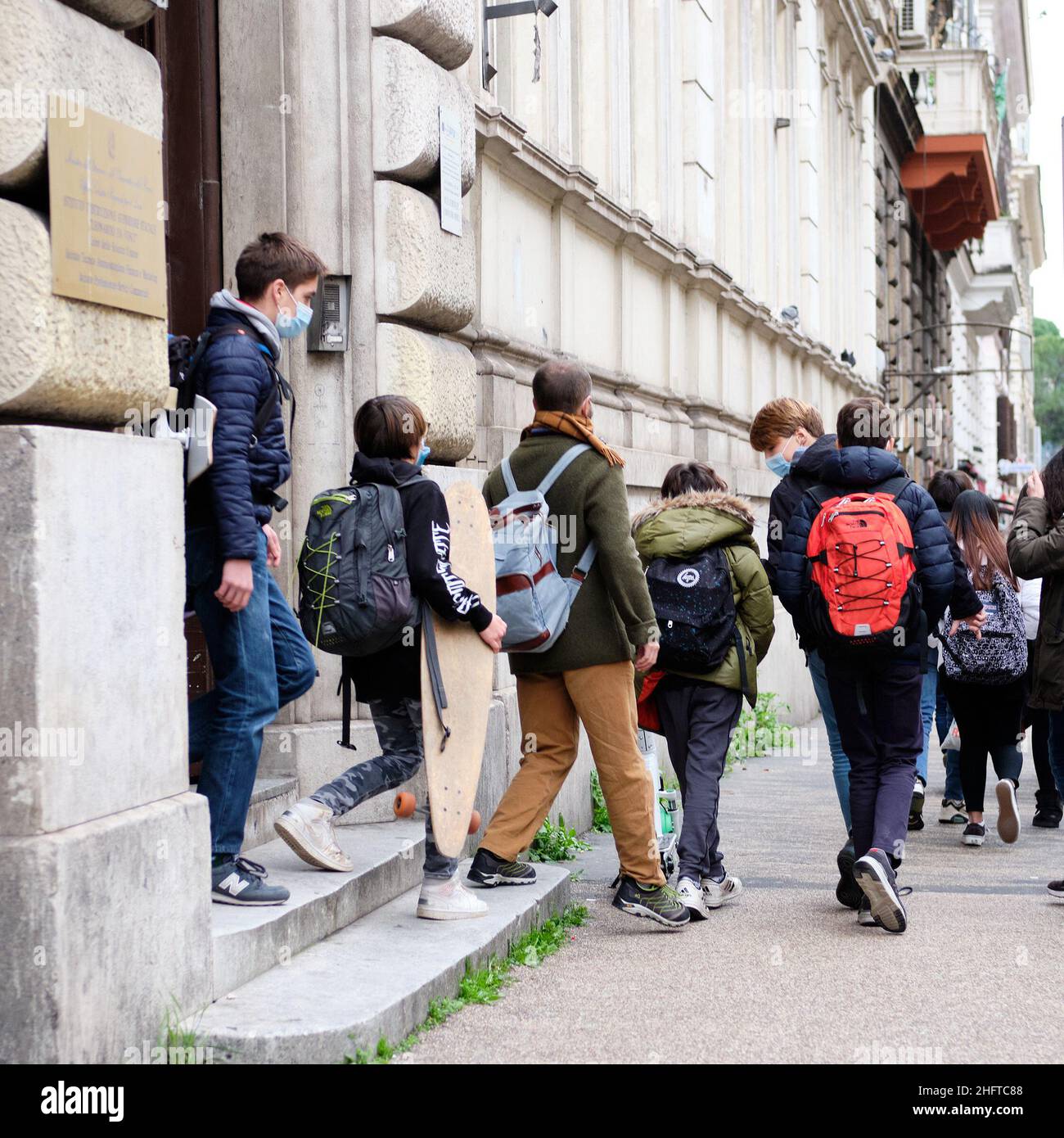 Mauro Scrobogna /LaPresse January 07, 2021&#xa0; Rom, Italy News Schule - Mittelschule nach Sperrung auf dem Foto: Mittelschüler verlassen das Institut nach dem ersten Tag der Rückkehr in die Klasse Stockfoto