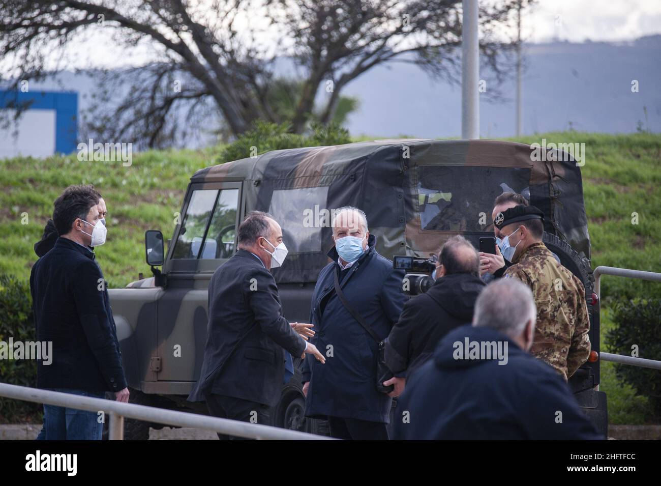 Foto Valeria Ferraro/LaPresse13-01-2020 Lamezia Termecronaca'ndrangheta: Al via il processo "Rinascita Scott" nell'aula Bunker di Lamezia TermeNella Foto: Nicola Gratteri Foto Valeria Ferraro/LaPresse13-Januar -2020 Lamezia Termenews Nicola Gratteri mit Militärs gesehen. Unter der Führung der Anti-Mafia-Staatsanwaltschaft Nicola Gratteri beginnt am 13th 2021. Januar der Maxi-Prozess Rinascita-Scott in einem neuen Bunkerraum im Industriegebiet (Area Ex Sir) von Lamezia Terme (Kalabrien, Italien). 355 Angeklagte werden der Mafia-Assoziation mit dem organisierten Verbrechen von Calabrese beschuldigt (&#X2018;Ndrangheta), Stockfoto