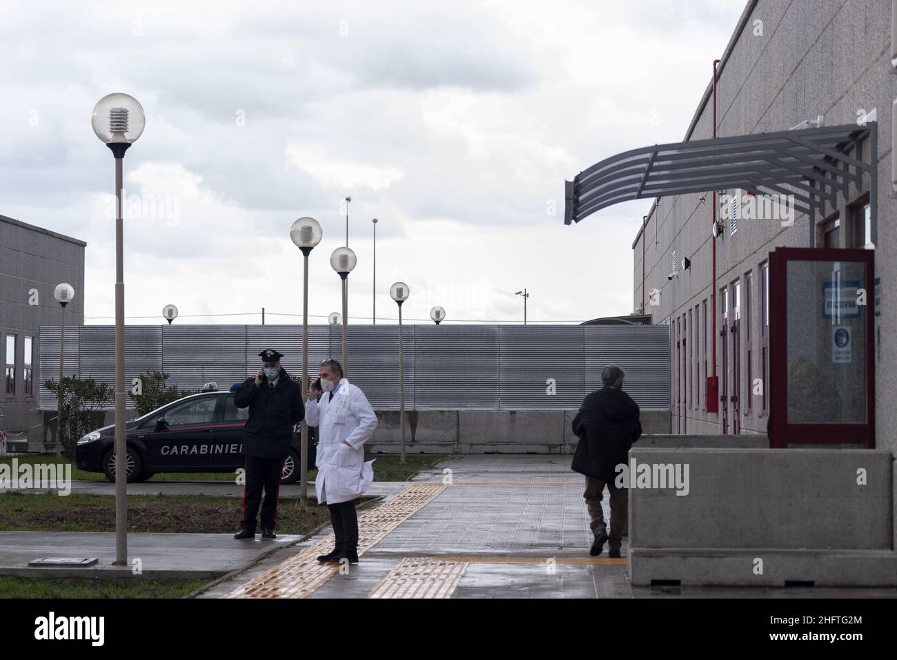 Foto Valeria Ferraro/LaPresse13-01-2020 Lamezia Termecronaca'ndrangheta: Al via il processo "Rinascita Scott" nell'aula Bunker di Lamezia TermeNella Foto: Esterni Foto Valeria Ferraro/LaPresse13-Januar -2020 Lamezia Termenews Ein Arzt vor dem Bunkerraum gesehen. Unter der Führung der Anti-Mafia-Staatsanwaltschaft Nicola Gratteri beginnt am 13th 2021. Januar der Maxi-Prozess Rinascita-Scott in einem neuen Bunkerraum im Industriegebiet (Area Ex Sir) von Lamezia Terme (Kalabrien, Italien). Mit 355 Angeklagten, die wegen der Mafia-Verbindung mit dem organisierten Verbrechen von Calabrese (&#X2018;Ndrangheta) angeklagt wurden, wurde der Prozess durchgeführt Stockfoto