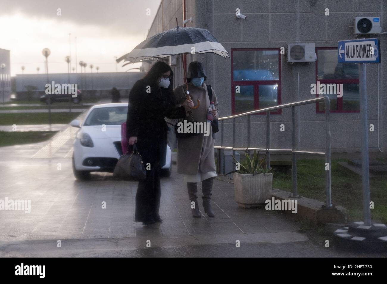 Foto Valeria Ferraro/LaPresse13-01-2020 Lamezia Termecronaca'ndrangheta: Al via il processo "Rinascita Scott" nell'aula Bunker di Lamezia TermeNella Foto: avvocati fuori dall'aulaFoto Valeria Ferraro/LaPresse13-Januar -2020 Lamezia Termenews Juristinnen gesehen, wie sie den Bunkerraum verlassen. Unter der Führung der Anti-Mafia-Staatsanwaltschaft Nicola Gratteri beginnt am 13th 2021. Januar der Maxi-Prozess Rinascita-Scott in einem neuen Bunkerraum im Industriegebiet (Area Ex Sir) von Lamezia Terme (Kalabrien, Italien). Mit 355 Angeklagten, die der Mafia-Assoziation mit dem organisierten Verbrechen von Calabrese (&#X2018;N Stockfoto