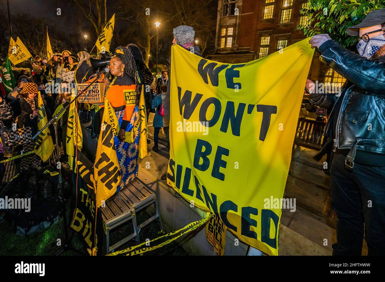 London, Großbritannien. 17th Januar 2022. Eine „wirklich ärgerliche Demo“ vor dem Oberhaus vor der nächsten Razing des Gesetzentwurfs - tötet den Gesetzesprotest von Menschen, die wütend auf die neue Gesetzgebung namens Police, Crime, Urteilsverkündung und Courts Bill sind, die der Polizei mehr Befugnisse geben würde, um Protesten einzuschränken. Der Protest wurde von mehreren Gruppen unterstützt, darunter Sisters Uncut, Extinction Rebellion und Black Lives Matter. Kredit: Guy Bell/Alamy Live Nachrichten Stockfoto