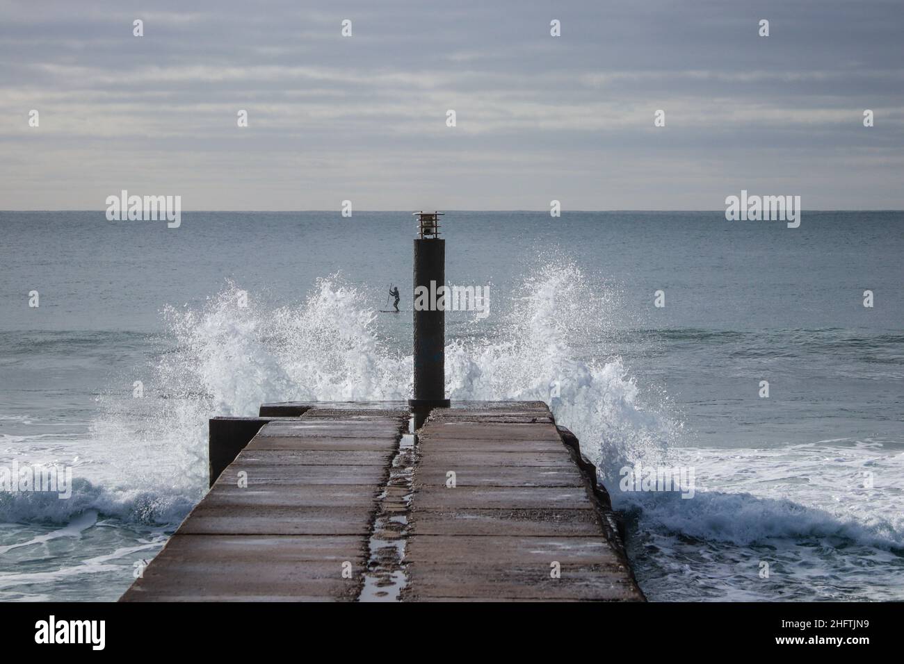 Große Meereswelle traf in einem Steg in einem stürmischen Tag Stockfoto