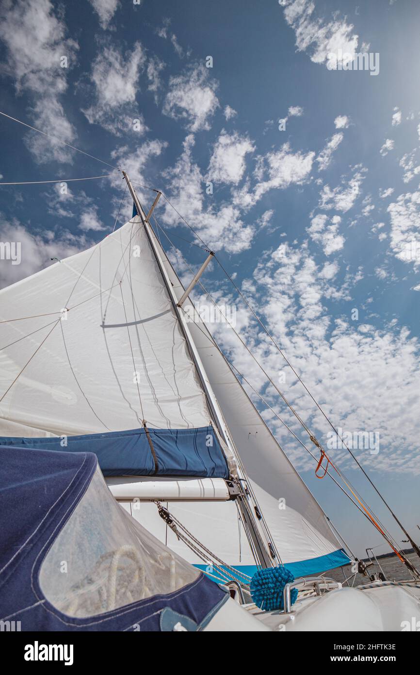 Ein Segel auf See mit fast keinem Wind Stockfoto