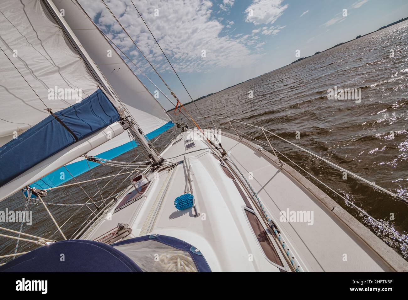 Segeln an einem ruhigen sonnigen Tag Stockfoto