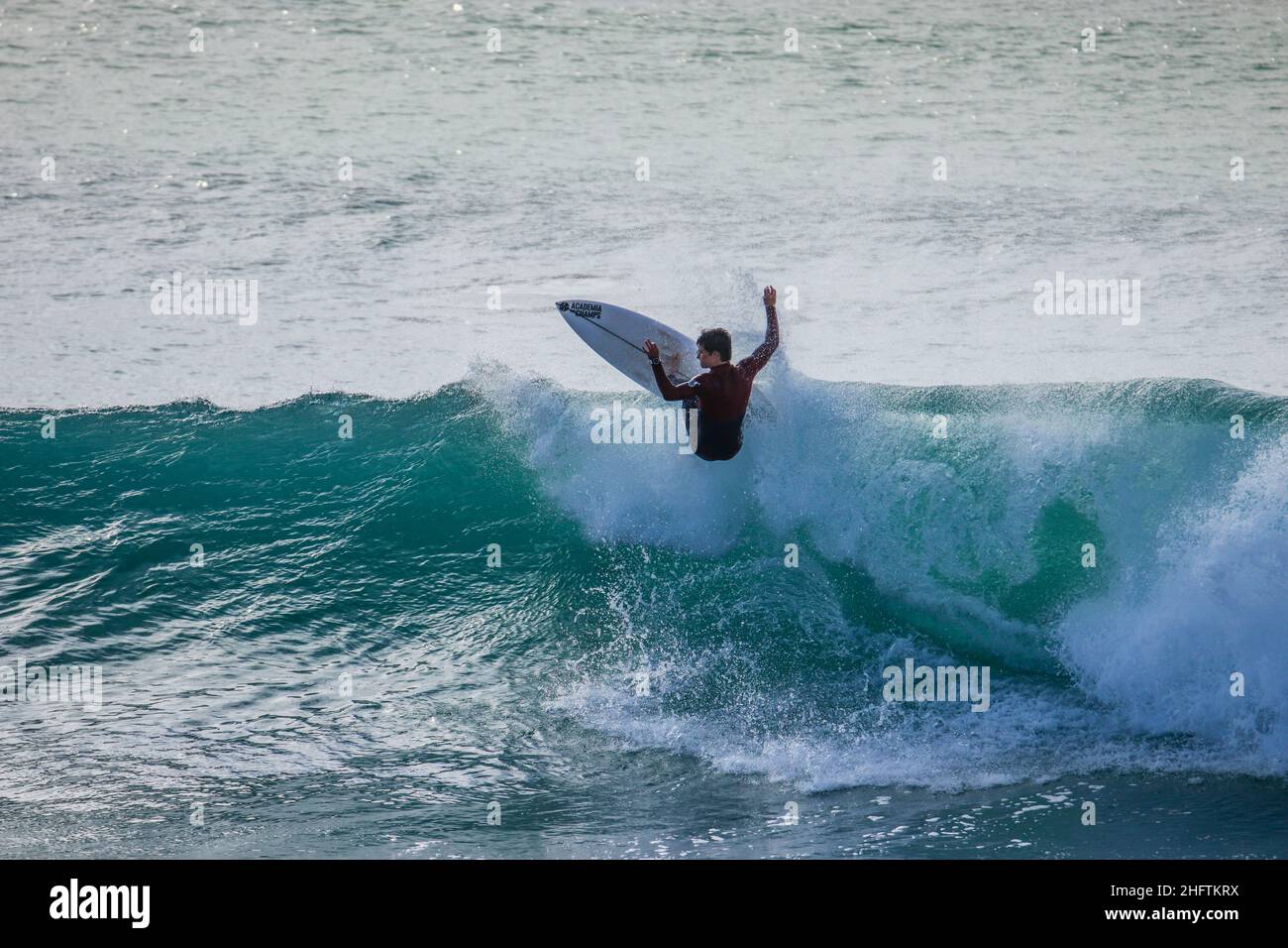 Surfer auf einer perfekten Welle an sonnigen Tagen. Stockfoto