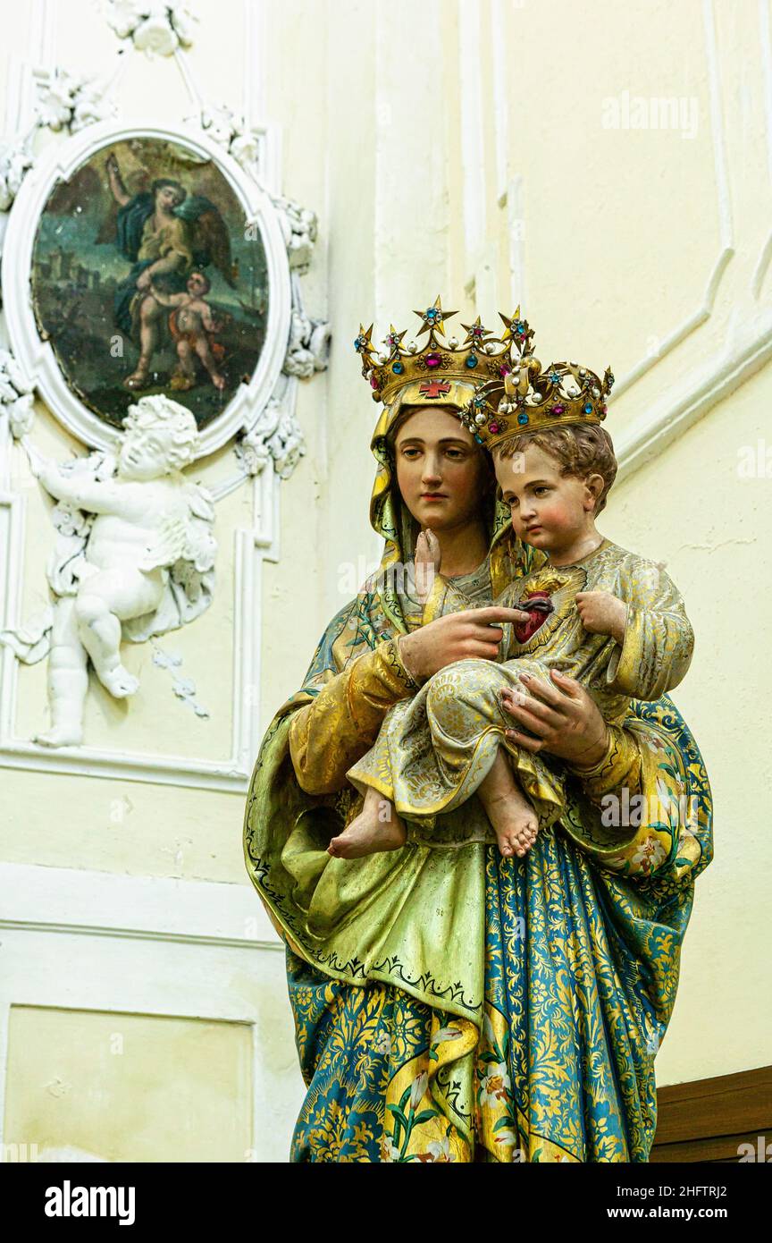 Statue der mit Kind gekrönten Madonna in der Kirche von San Francesco. Palena, Provinz L'Aquila, Abruzzen, Italien, Europa Stockfoto