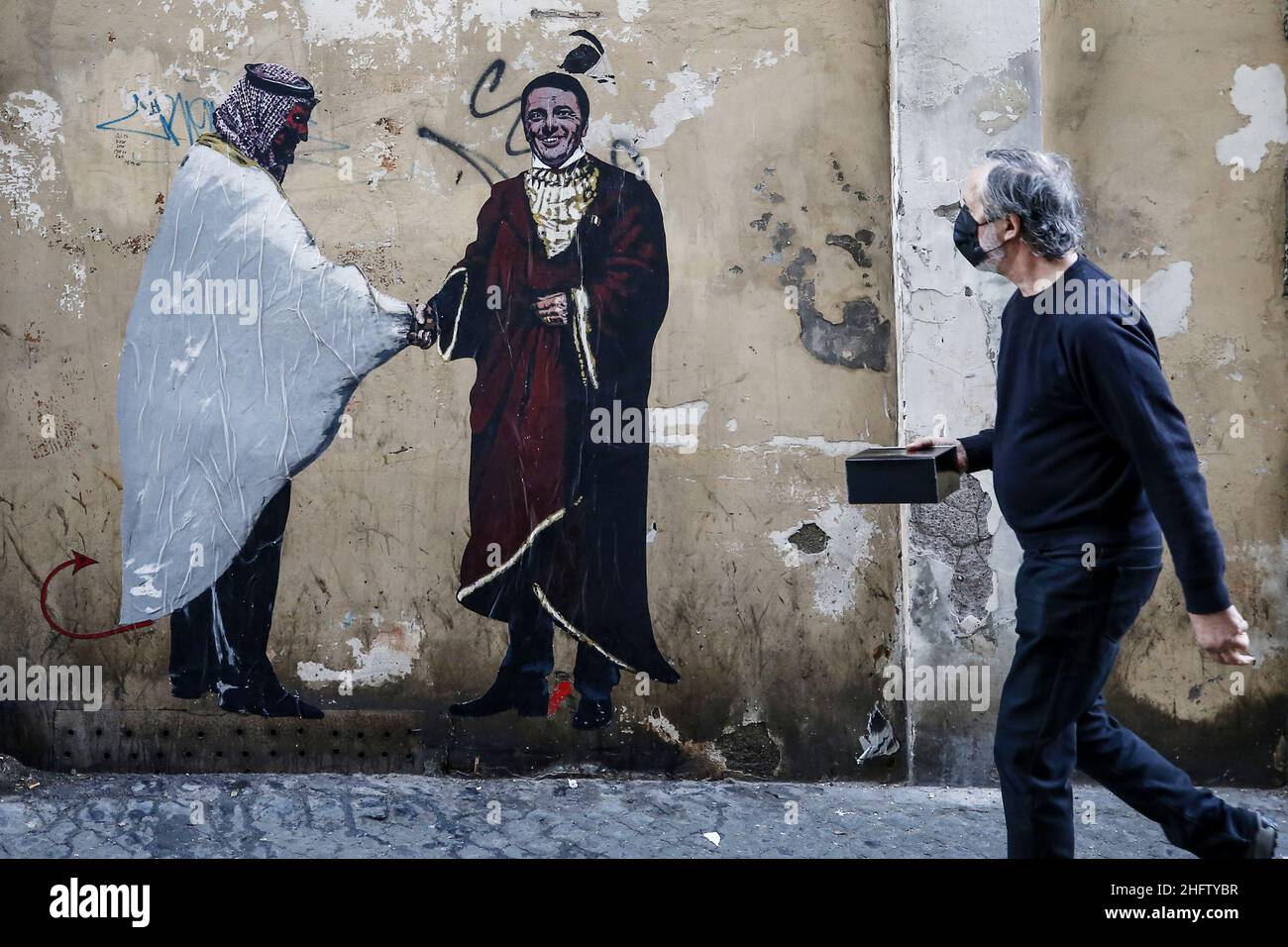 Cecilia Fabiano/LaPresse 04. Februar 2021 Roma (Italien) News Harry Schnapp dir die Malerin Matteo Renzi, die Mohammed bin Salman die Hand schüttelt. Im Bild: Die Farbe in einer römischen Mittelgasse Stockfoto