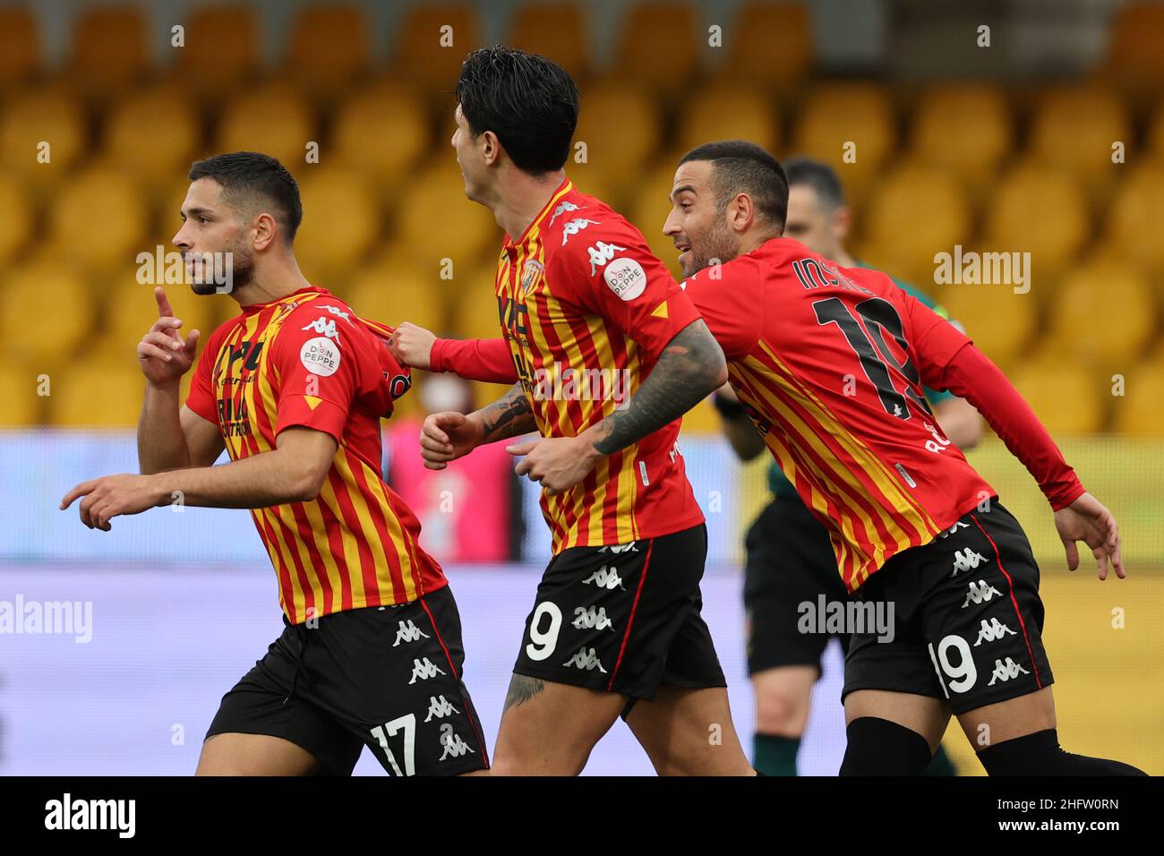 Alessandro Garofalo/LaPresse 07. Februar 2021 Benevento, Italien Sportfußball Benevento vs Sampdoria - Italienische Fußballmeisterschaft Liga A Tim 2020/2021 - Vigorito Stadion. Im Bild: Gianluca Caprari Benevento / feiert nach dem Tor 1-0 Stockfoto