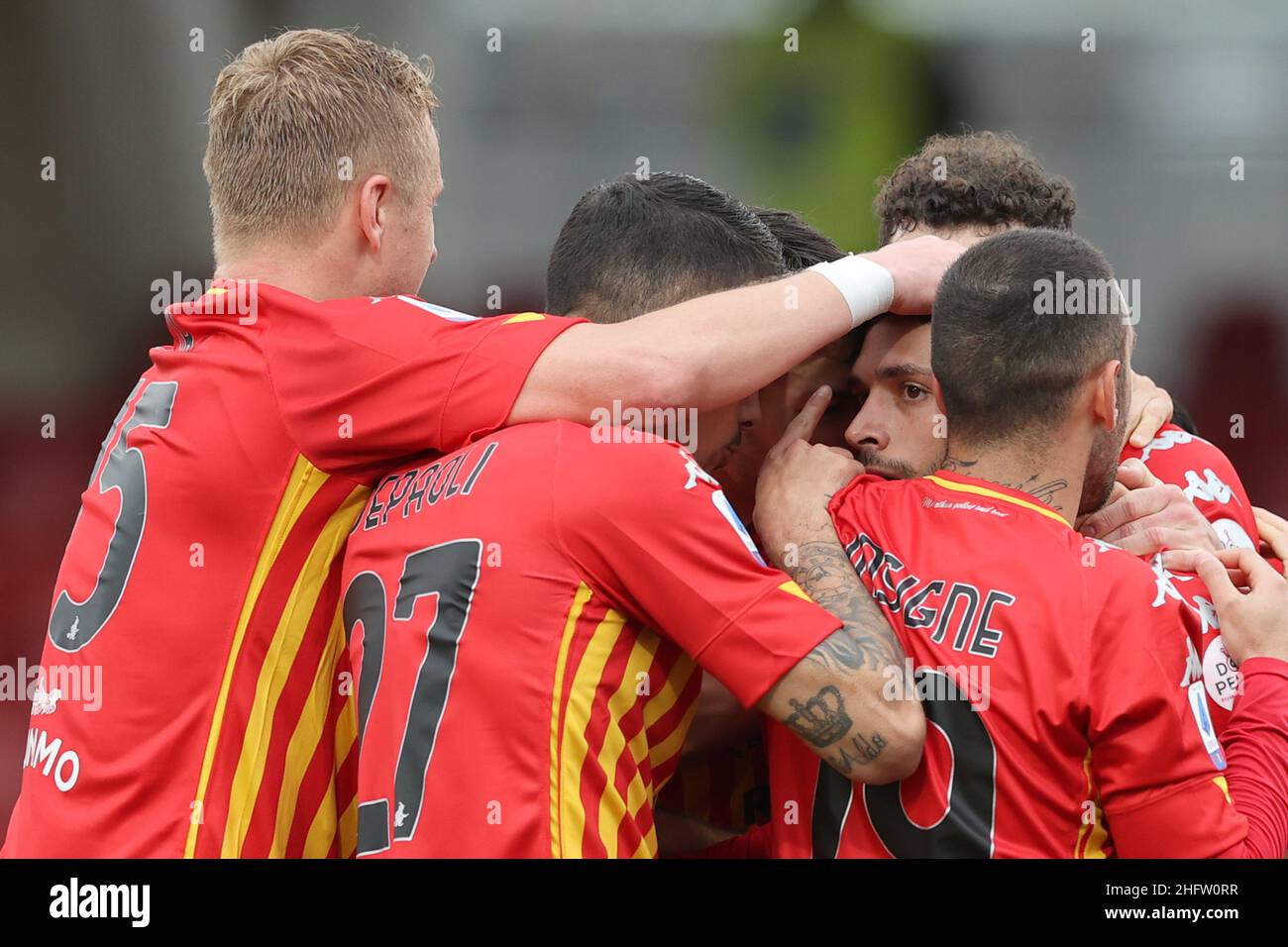 Alessandro Garofalo/LaPresse 07. Februar 2021 Benevento, Italien Sportfußball Benevento vs Sampdoria - Italienische Fußballmeisterschaft Liga A Tim 2020/2021 - Vigorito Stadion. Im Bild: Gianluca Caprari Benevento / feiert nach dem Tor 1-0 Stockfoto