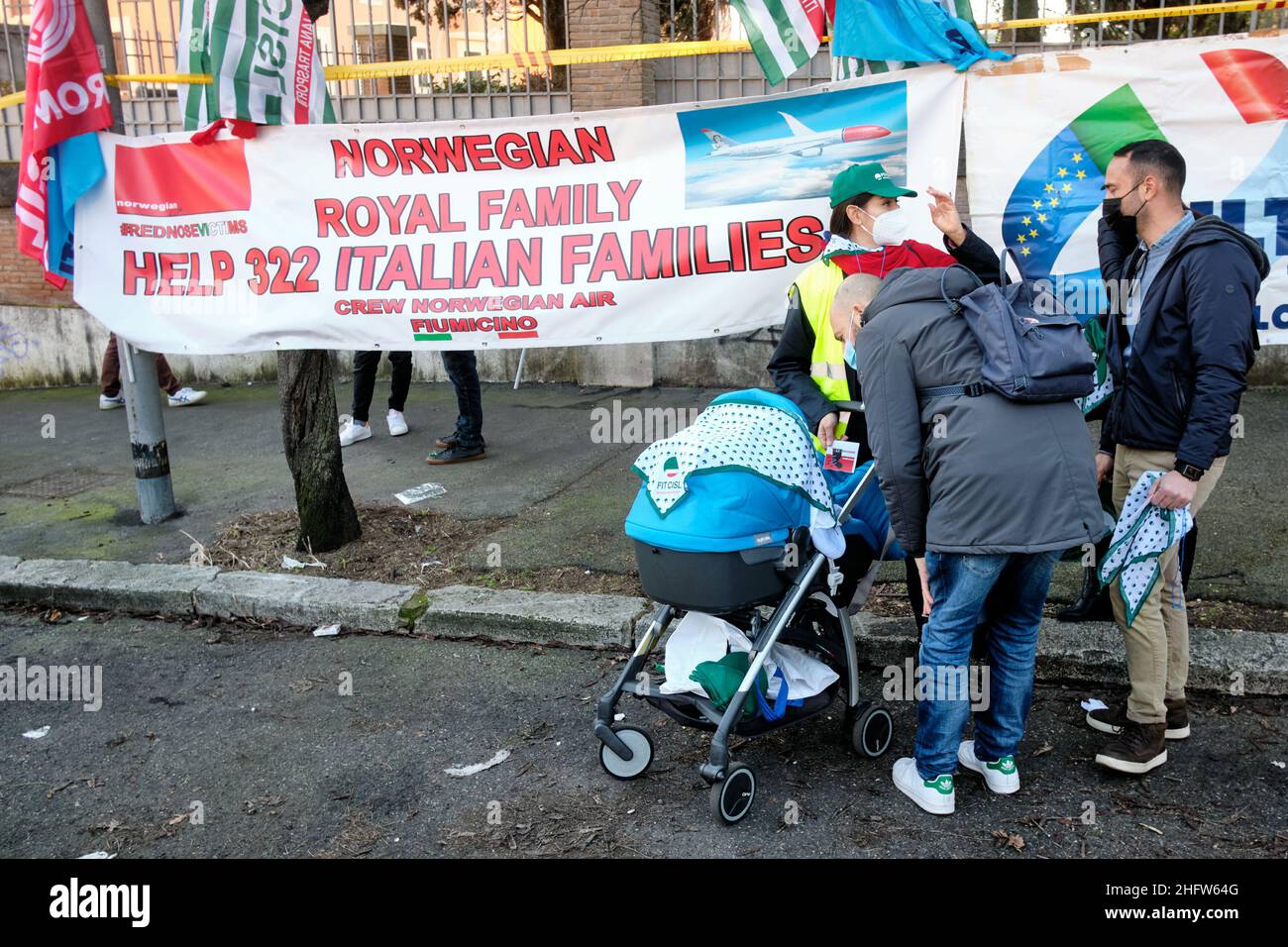 Mauro Scrobogna /LaPresse 18. Februar 2021&#xa0; Rom, Italien Nachrichten Wirtschaftskrise - Norwegian in Liquidation, der Protest der Piloten und Flugbegleiter auf dem Foto: Protest in der Nähe der Botschaft von Norwegen der Arbeitnehmer der norwegischen Fluggesellschaft in Liquidation: So laufen 322 Mitarbeiter, 76 Piloten und 246 Flugbegleiter Gefahr, arbeitslos zu bleiben Stockfoto