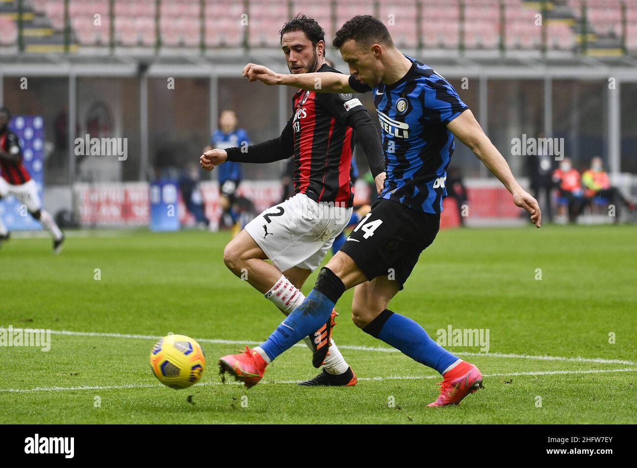 Marco Alpozzi/LaPresse 21. Februar 2021 Mailand, Italien Sportfußball Mailand vs Inter - Italienische Fußballmeisterschaft Liga A Tim 2020/2021 - Stadio Giuseppe Meazza im Bild: Davide Calabria, Ivan Perisic (FC Internazionale Milano); Stockfoto