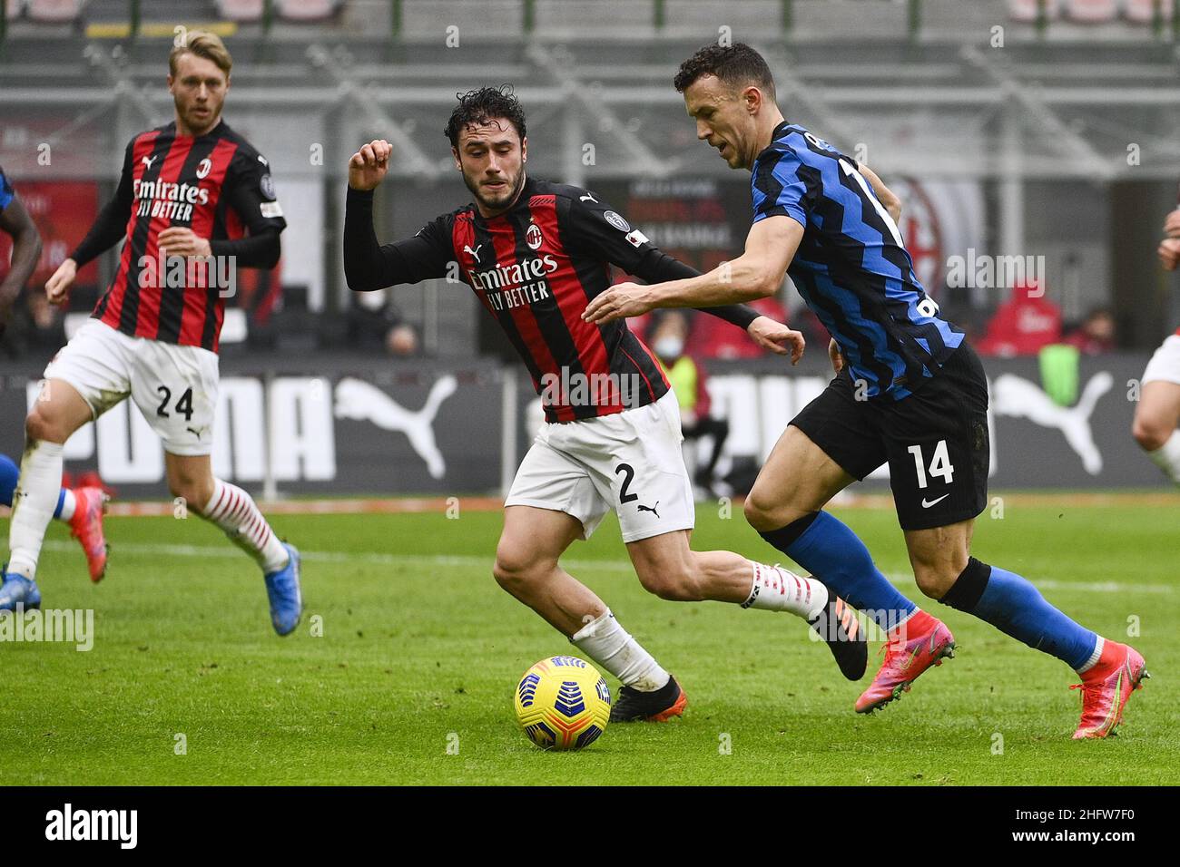 Marco Alpozzi/LaPresse 21. Februar 2021 Mailand, Italien Sportfußball Mailand vs Inter - Italienische Fußballmeisterschaft Liga A Tim 2020/2021 - Stadio Giuseppe Meazza im Bild: Davide Calabria, Ivan Perisic (FC Internazionale Milano); Stockfoto