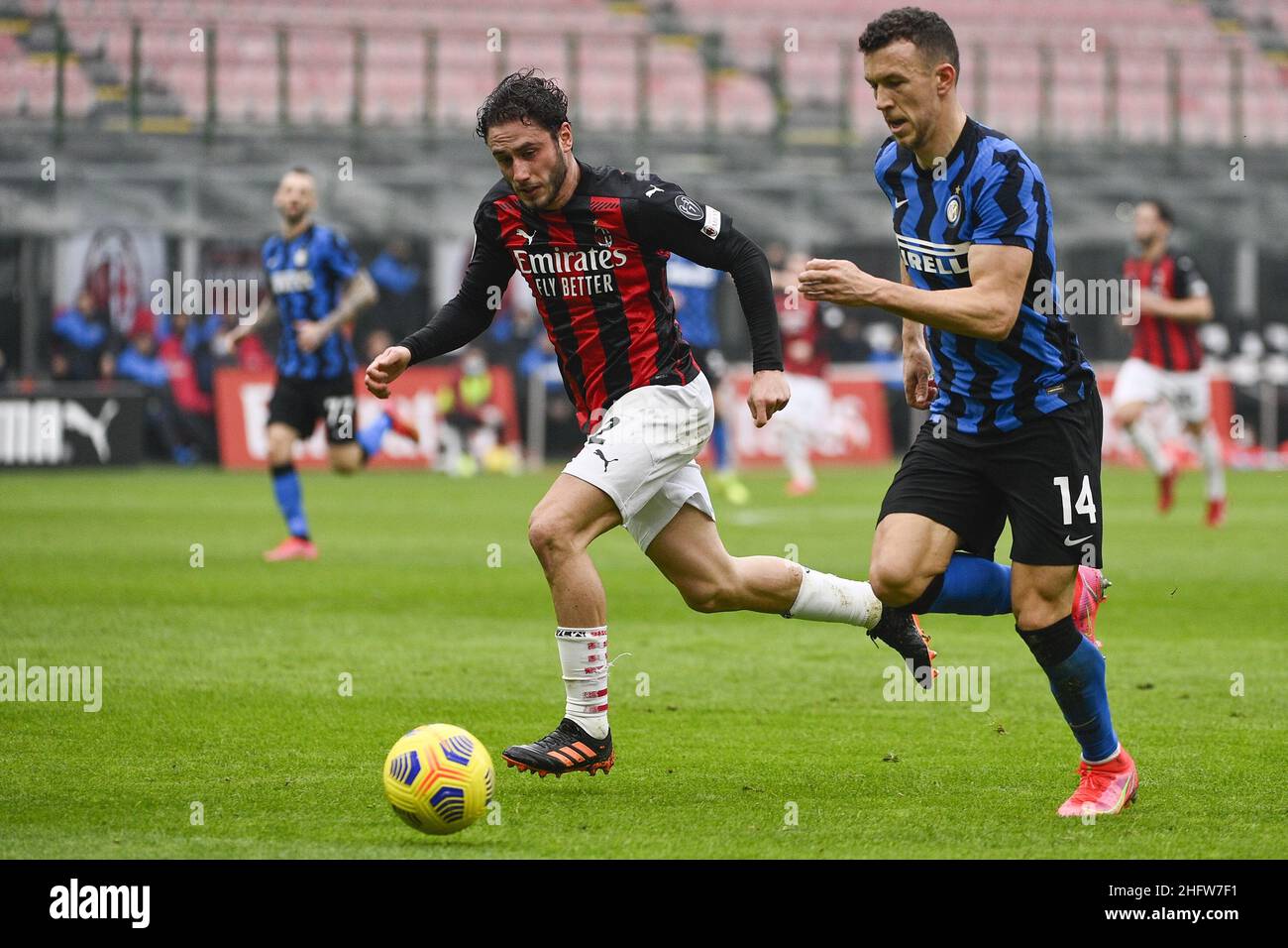 Marco Alpozzi/LaPresse 21. Februar 2021 Mailand, Italien Sportfußball Mailand vs Inter - Italienische Fußballmeisterschaft Liga A Tim 2020/2021 - Stadio Giuseppe Meazza im Bild: Davide Calabria, Ivan Perisic (FC Internazionale Milano); Stockfoto