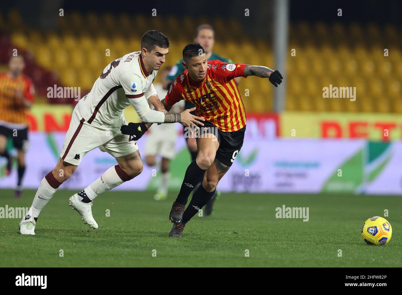 Alessandro Garofalo/LaPresse 21. Februar 2021 Benevento, Italien Sportfußball Benevento vs Roma - Italienische Fußballmeisterschaft League A Tim 2020/2021 - Vigorito Stadion. Im Bild: Gianluca Mancini Roma,Gianluca Lapadula Benevento Stockfoto