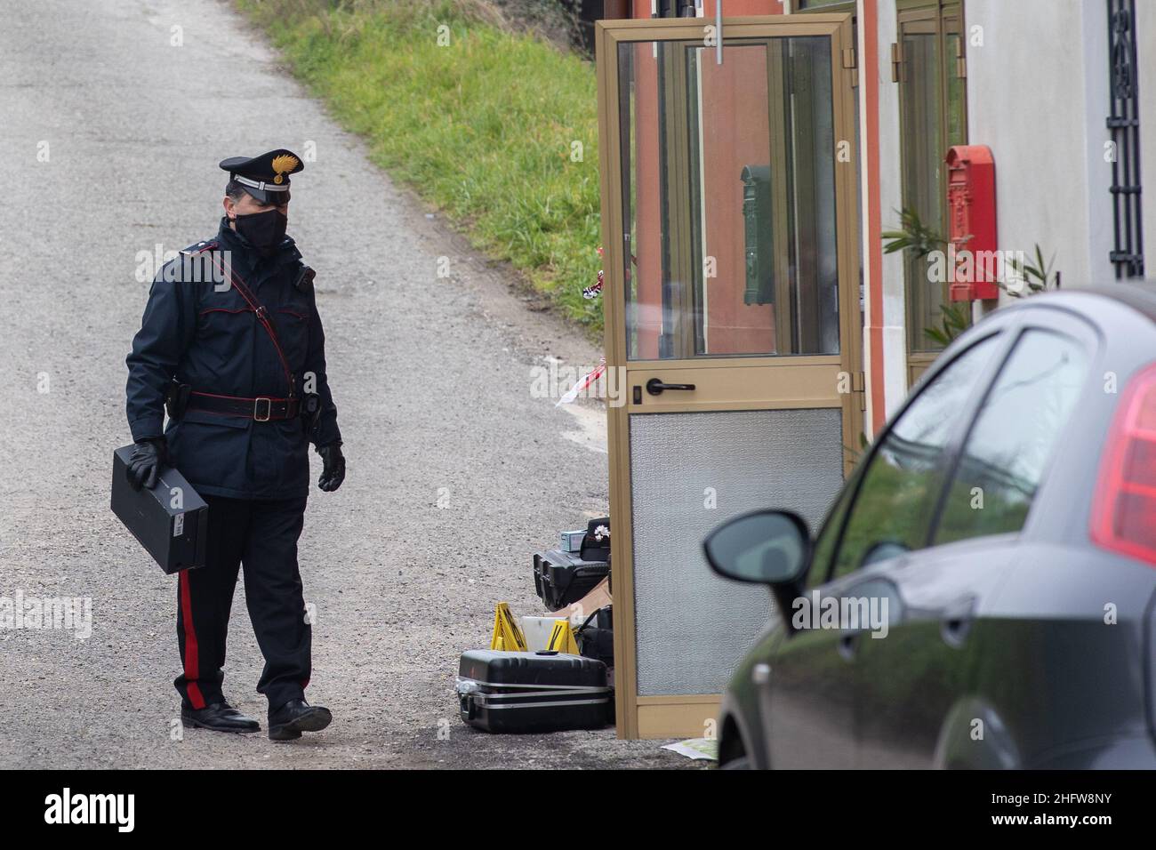 LaPresse/Filippo Rubin February 22, 2021 Bondeno (Italien) News - Rossella Placati ermordet in ihrem Haus in Bondeno, Ferrara, Italien auf dem Bild: Wissenschaftliche Untersuchung von Carabinieri Stockfoto