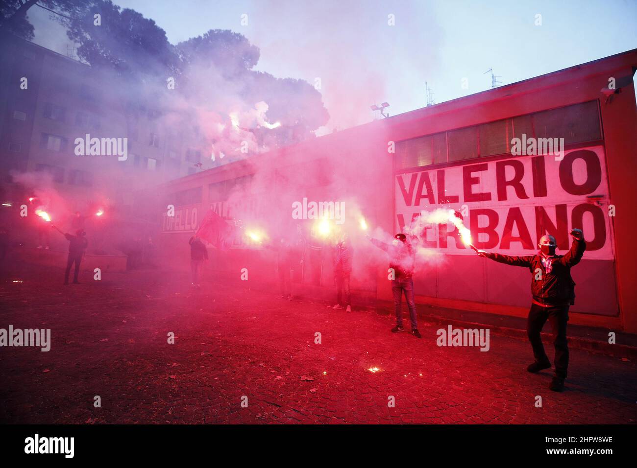 Cecilia Fabiano/LaPresse February 22 , 2021 Roma (Italien) News : Gedenkdemonstration für den jungen militanten Studenten Valerio Verbano der Linken im Pic : die jährliche Demonstration in den Straßen des Nachbarn, in dem Verbano geboren wurde Stockfoto