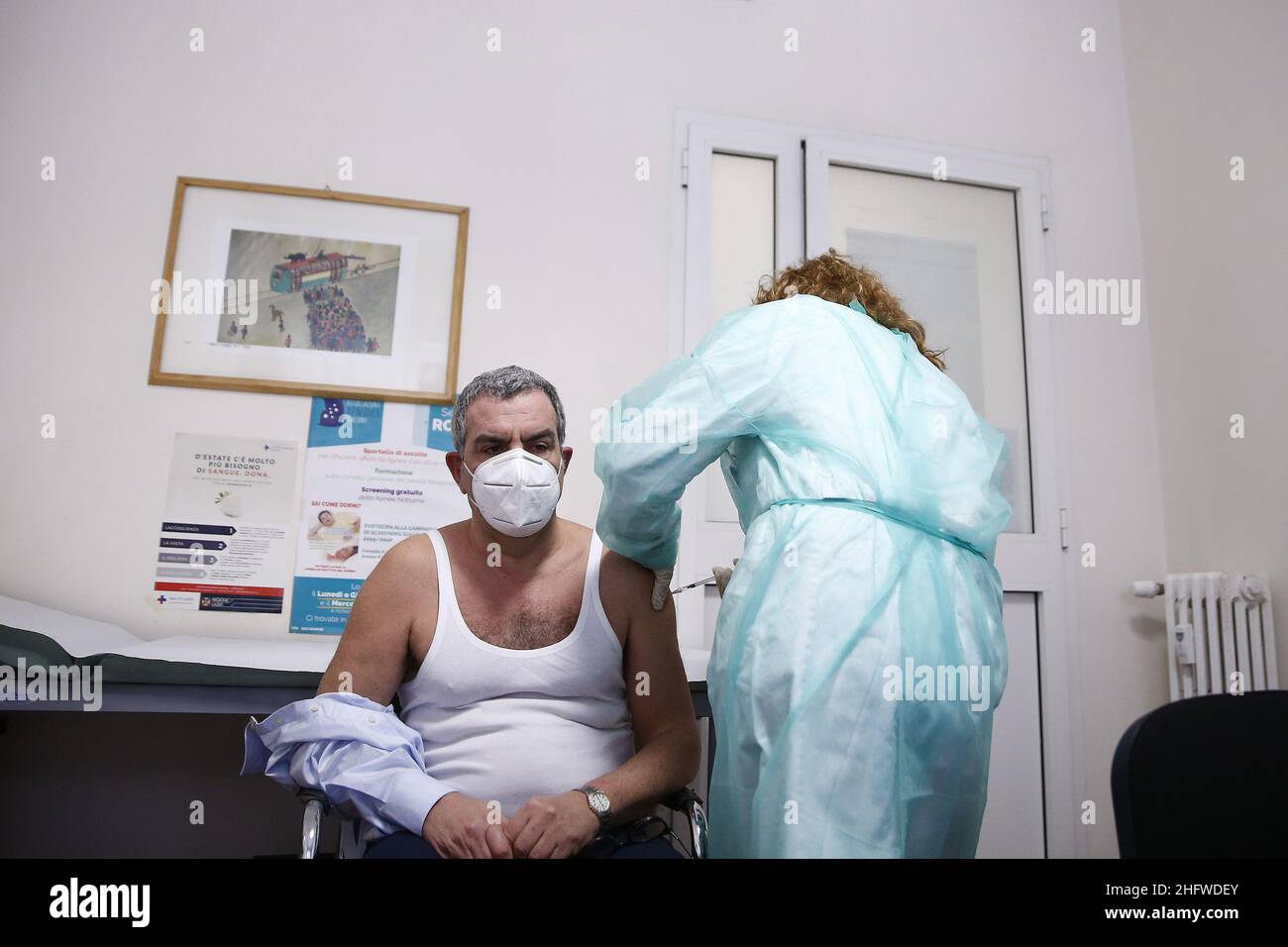 Foto Cecilia Fabiano/ LaPresse 01 marzo 2021 Roma, Italia Cronaca Iniziano oggi nel Lazio le vacinazioni anti Covid-19 effettuate dai medici di base, tra i primi l’ UCP presso l’ambulatorio di medicina generale di piazza Istria. Nella foto: la somministrazione dei vacini nello Studio del dottor Massimo Mei Foto Cecilia Fabiano/LaPresse March 01, 2021 Rom, Italien News Covid, Region Latium beginnt mit der Impfung von Allgemeinärzten im Büro des Arztes Massimo Mei Stockfoto