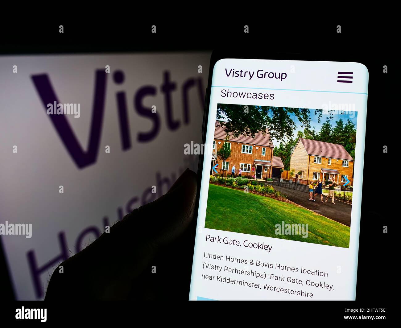 Person mit Smartphone und Website des britischen Hausbauunternehmens Vistry Group plc auf dem Bildschirm mit Logo. Konzentrieren Sie sich auf die Mitte des Telefondisplays. Stockfoto