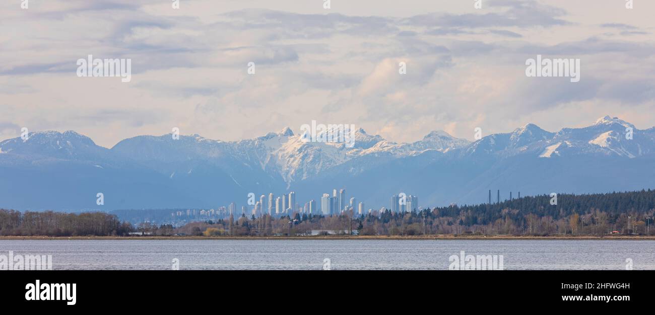 Downtown von Vancouver und Berge in der Ferne Landschaftsansicht British Columbia Kanada. Reisefoto, niemand, Platz für Text kopieren, selektiver Fokus Stockfoto