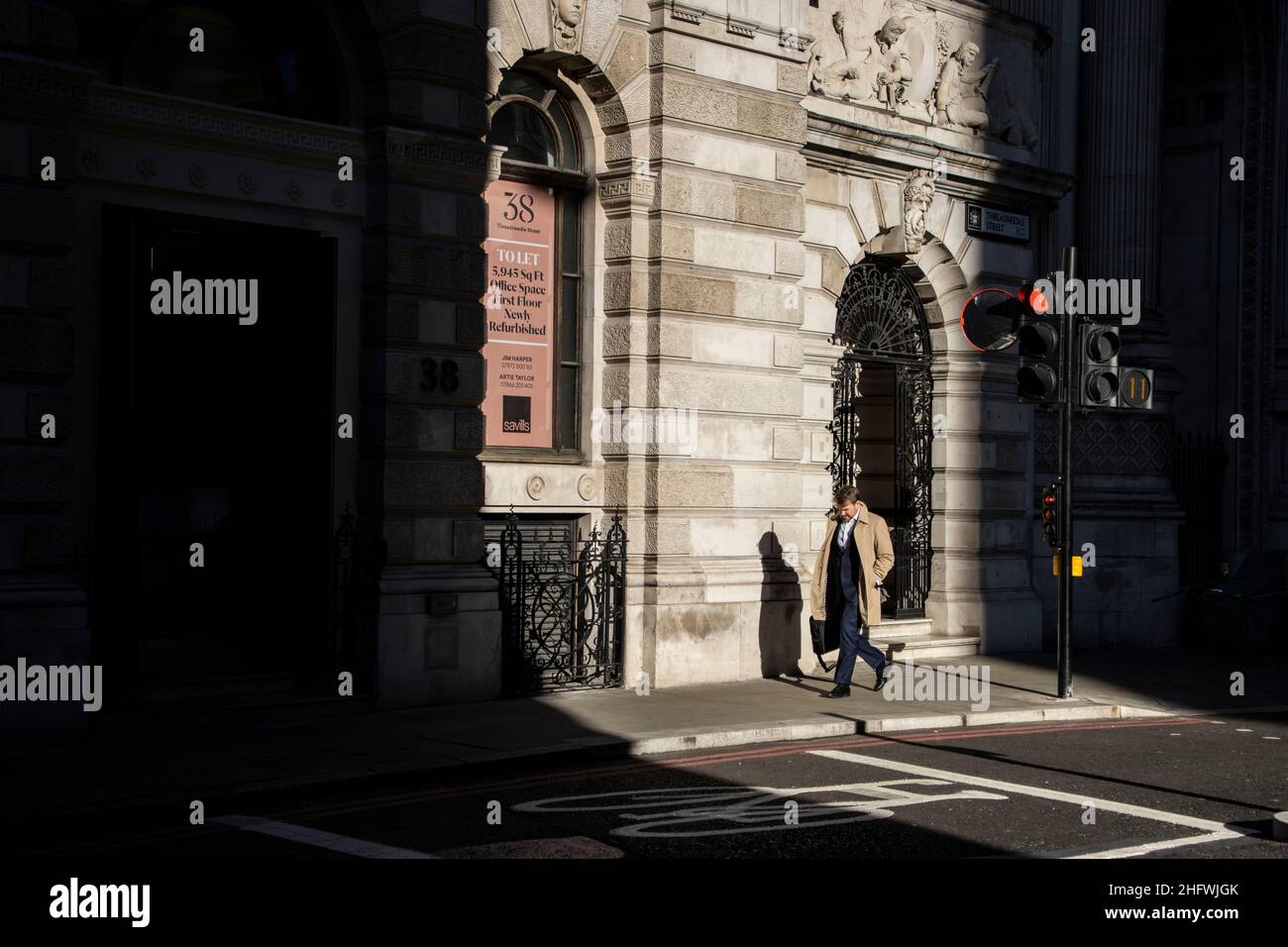London Pendler an einem frischen Wintermorgen machen sich auf den Weg in die City of London, während die Sonne aufgeht und Arbeiter zu ihren Büros zurückkehren Januar 2022 Stockfoto